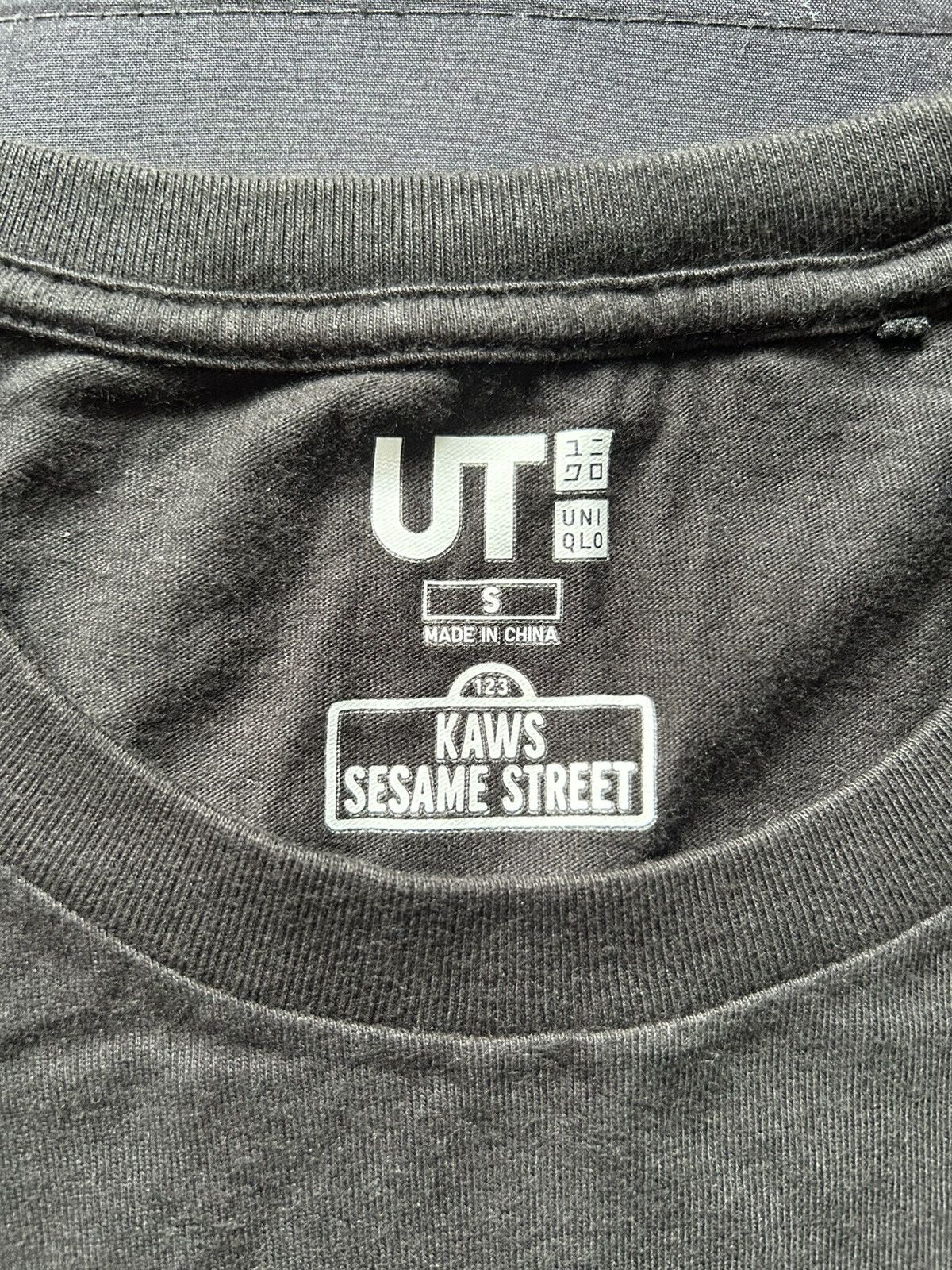 Kaws × Uniqlo Kaws x Uniqlo Sesame Street Shirt Size US S / EU 44-46 / 1 - 3 Thumbnail