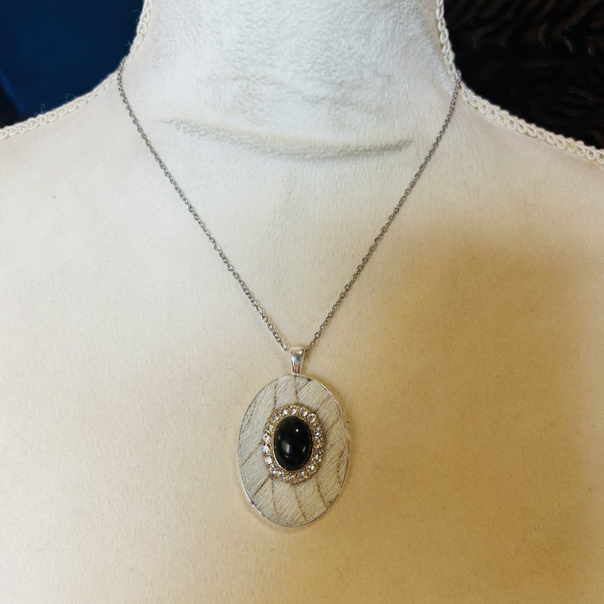 Handmade Handcrafted cowhide vintage gem cameo pendant necklace Size ONE SIZE - 3 Thumbnail