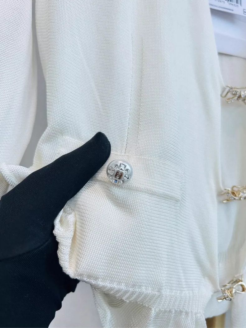Chanel Chanel 23s white bow diamond buckle cardigan coat Size XS / US 0-2 / IT 36-38 - 4 Thumbnail