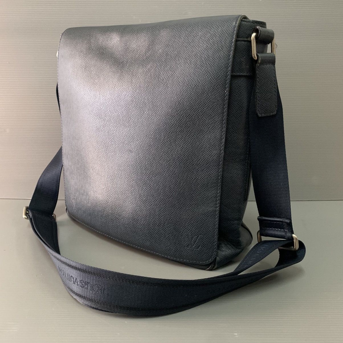 Louis Vuitton Louis Vuitton Taiga Leather Mesengger Bag Size ONE SIZE - 1 Thumbnail