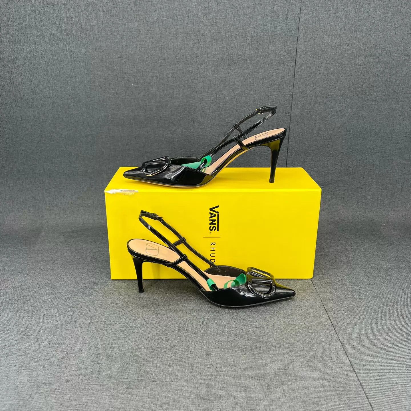 Valentino Valentino Vlogo Patent Leather Black Heels 35.5 Worn 1x Size US 5 / IT 35 - 3 Thumbnail