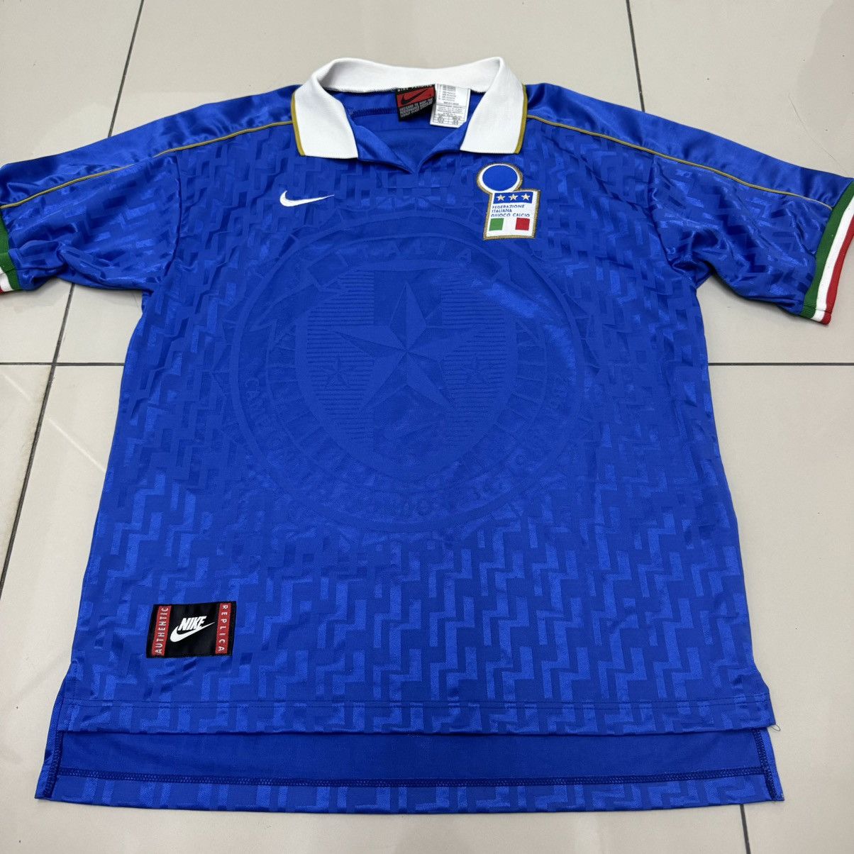 Nike Italy 95/96 vintage home shirt Size US L / EU 52-54 / 3 - 1 Thumbnail