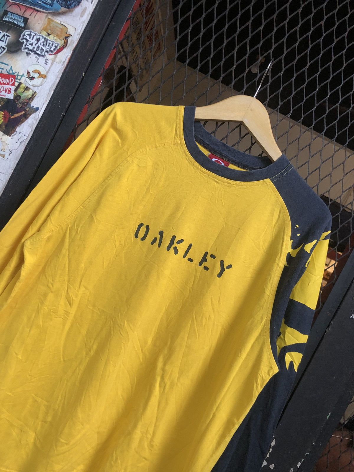 Oakley VINTAGE OAKLEY LONGSLEEVE Size US L / EU 52-54 / 3 - 2 Thumbnail