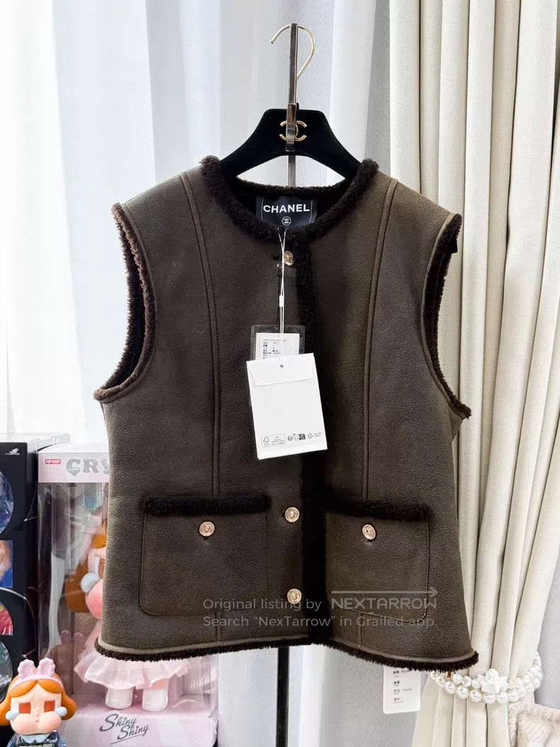 Chanel Chanel Fur all-in-one vest suede cotton vest Size M / US 6-8 / IT 42-44 - 1 Thumbnail