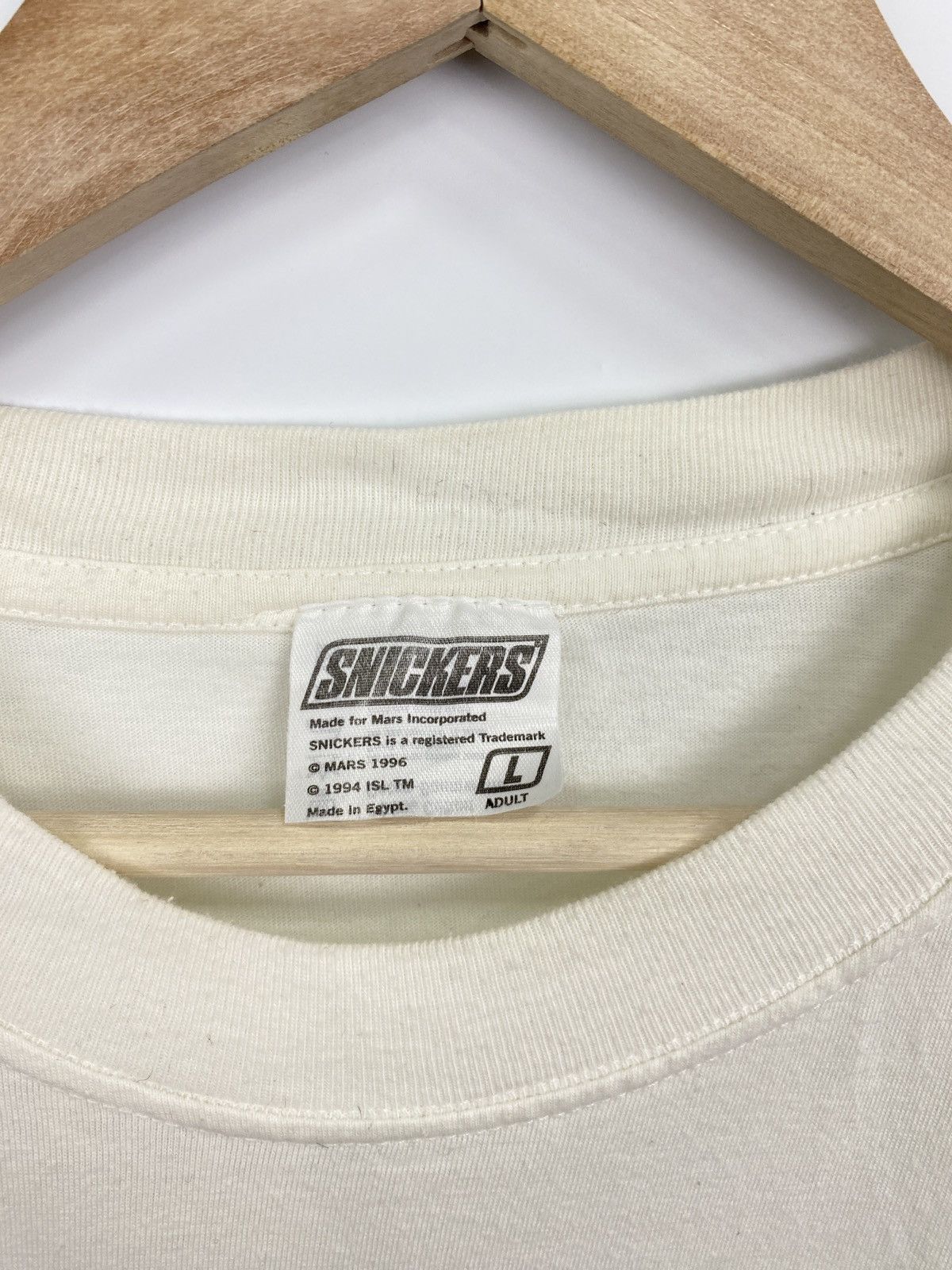 Vintage Vintage 1998 Snickers t-shirt Travis Scott Y2K cw21 Size US L / EU 52-54 / 3 - 6 Thumbnail