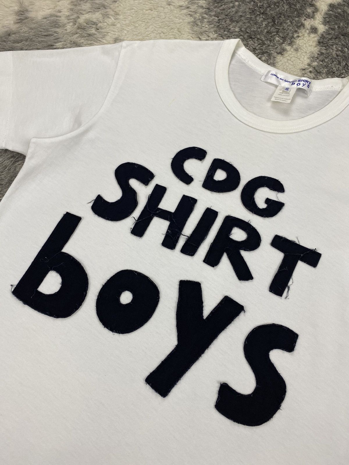 Comme des Garcons Comme des Garçons CDG Shirt Boys Script Out Tshirt Size US XS / EU 42 / 0 - 6 Thumbnail