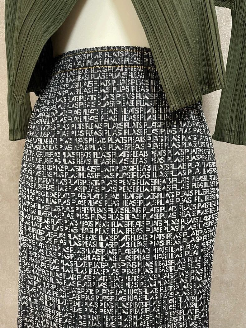 Issey Miyake Issey Miyake size:4 Black pleated skirt Size 31" - 2 Thumbnail