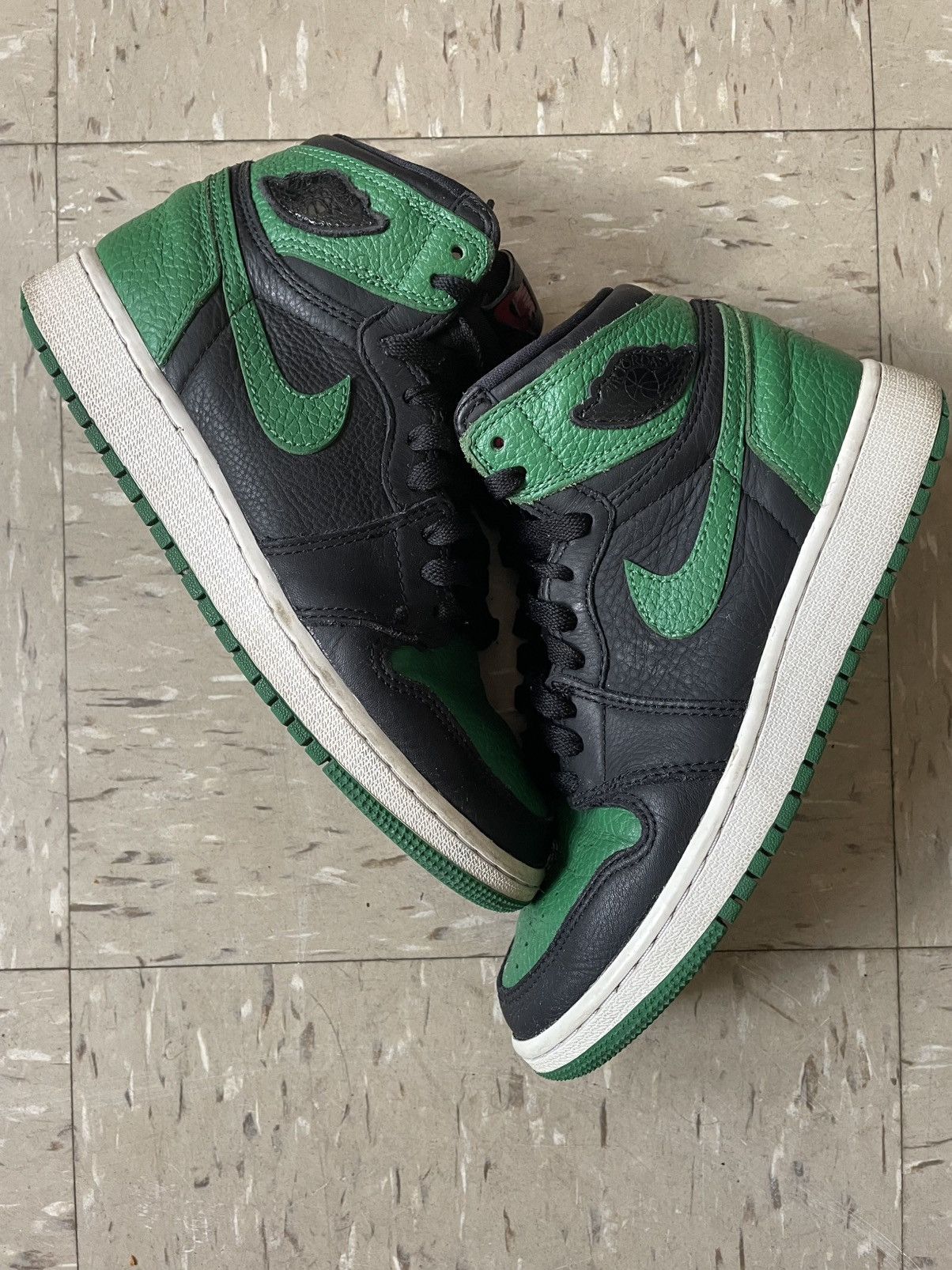 Jordan Brand Jordan 1 Retro High OG GS Pine Green 2.0 Basketball Shoes Size US 5 / EU 37 - 5 Thumbnail