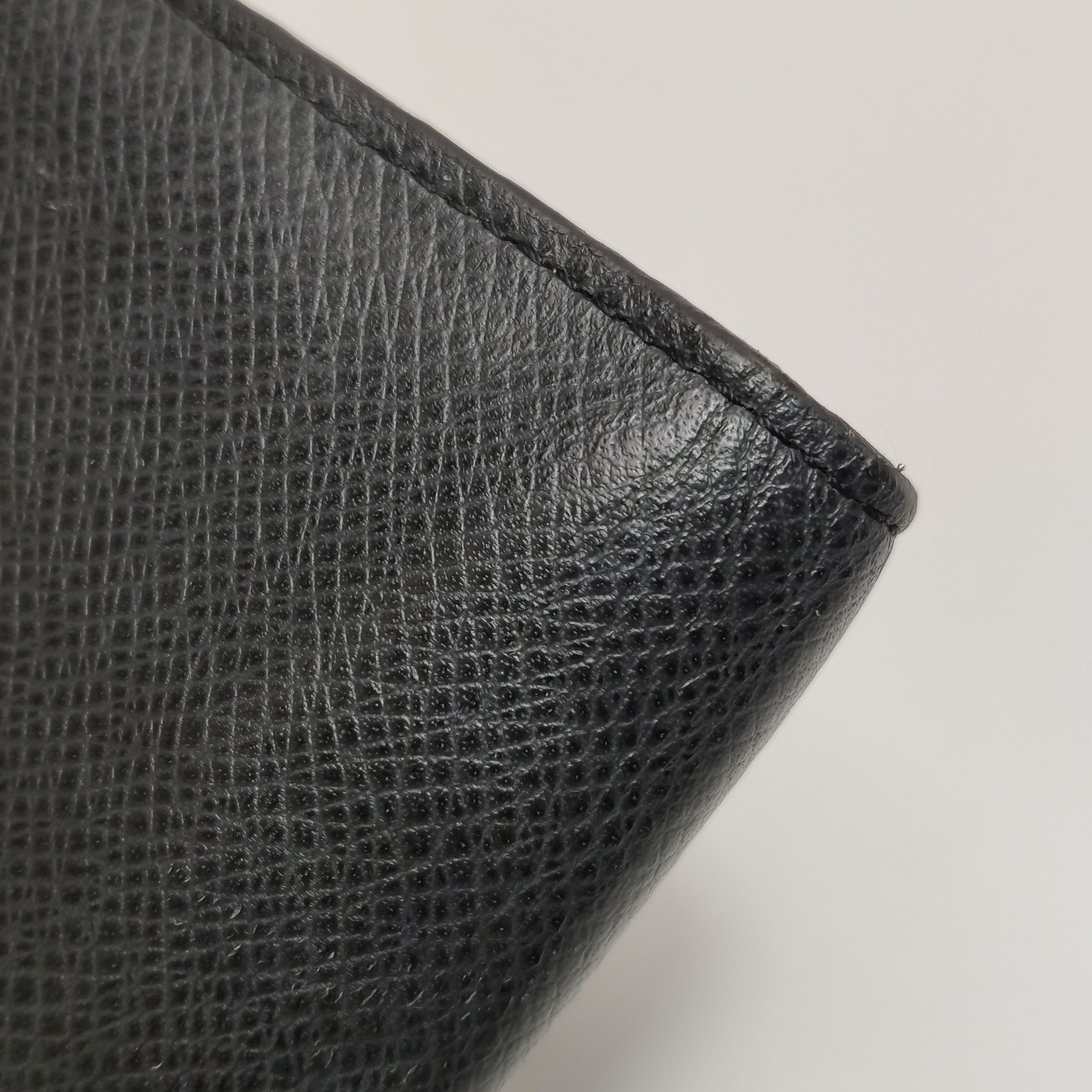 Louis Vuitton Louis Vuitton (LV) Brazza leather solid color folding card Size ONE SIZE - 7 Thumbnail