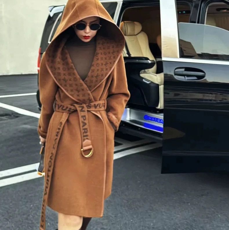 Louis Vuitton Louis Vuitton Camel presbyopic full print bathrobe coat Size XXS / US 00 / IT 34 - 1 Thumbnail