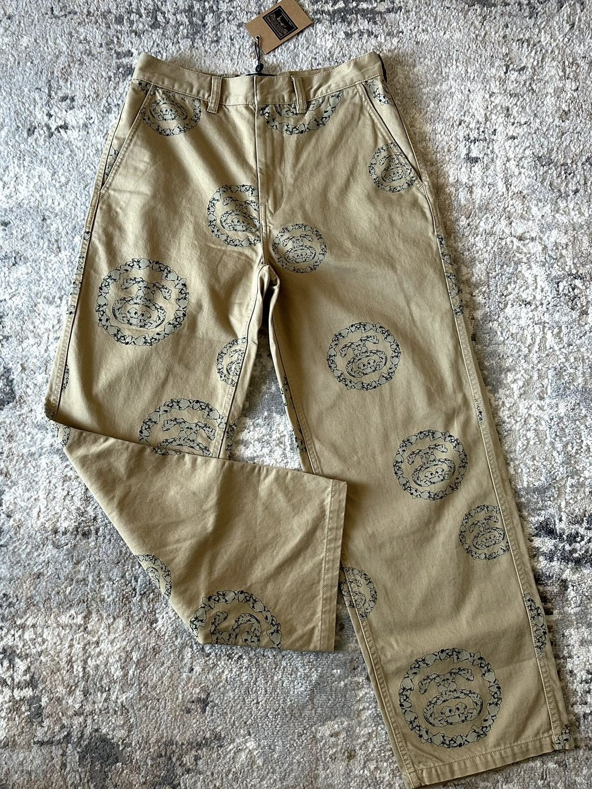 DENIM TEARS × Stussy Denim Tears x Stussy Double S Wreath Chino Pant Kaki SS25 Size US 28 / EU 44 - 2 Thumbnail