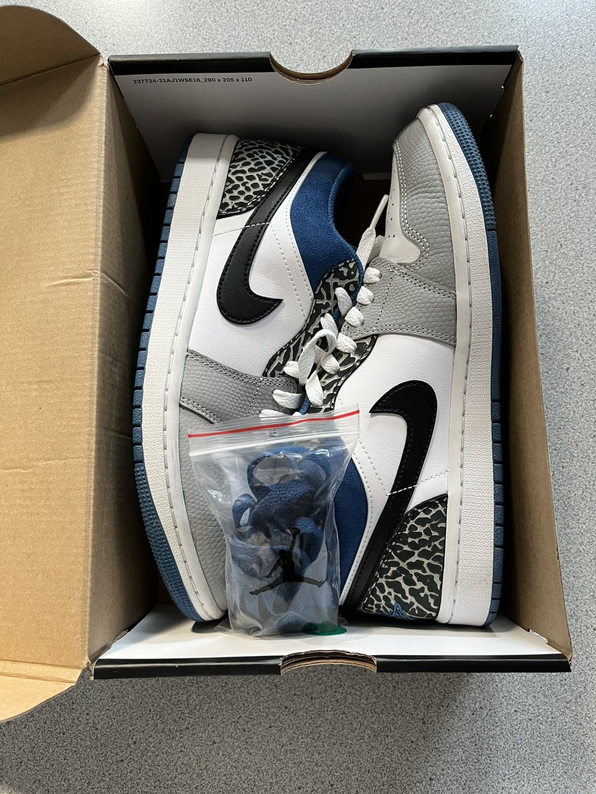 Nike Air Jordan 1 low SE True Blue Size US 8 / EU 41 - 1 Thumbnail