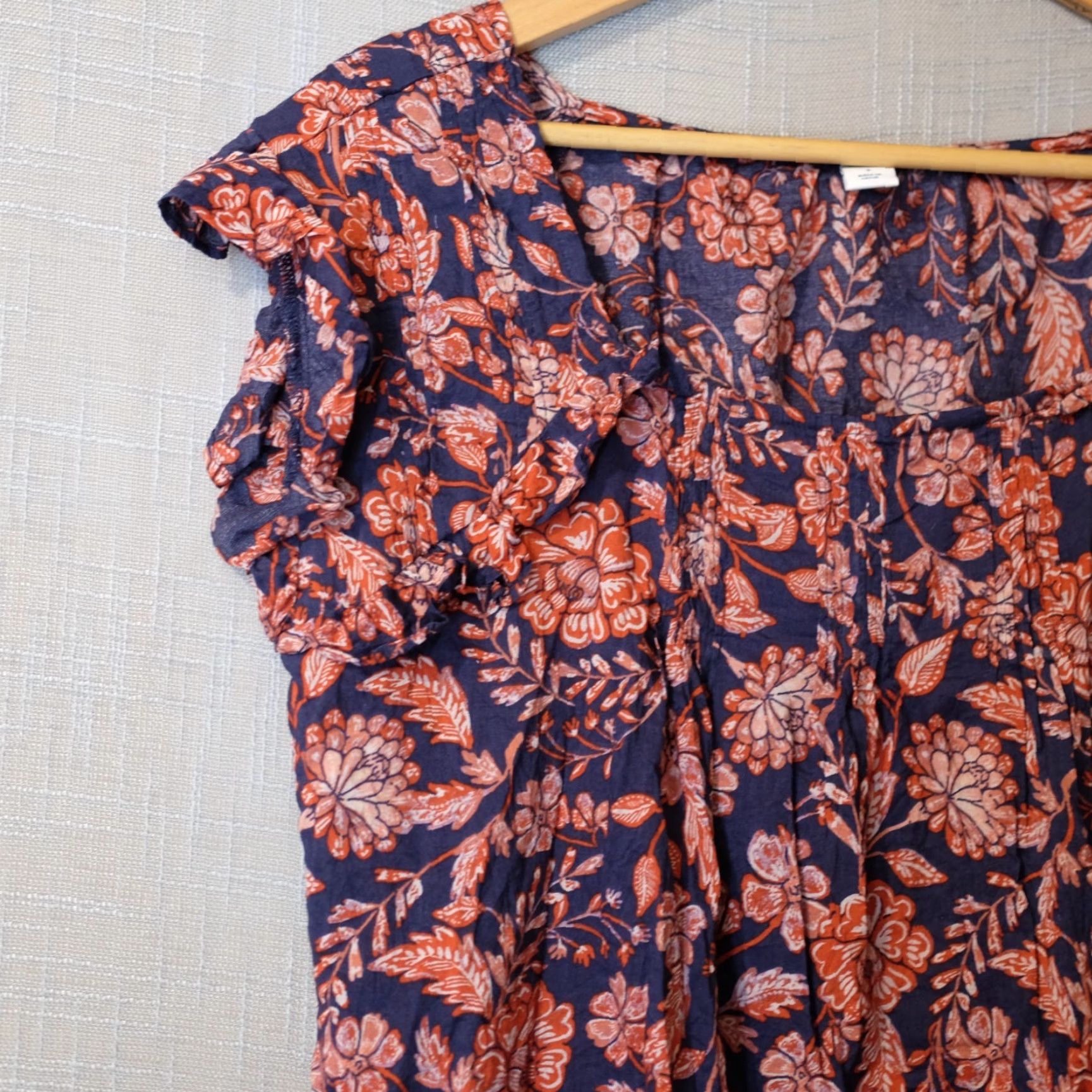 Old Navy EUC Old Navy Top Floral Pleated Ruffle Lightweight Black/Red Womens S #A1-127 Size S / US 4 / IT 40 - 2 Thumbnail