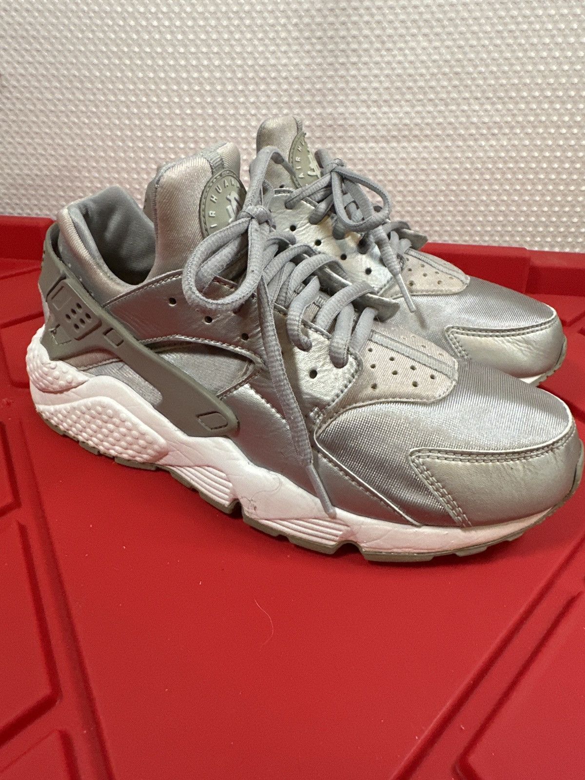 Nike Nike Women's Air Huarache Run SE Running Metallic Silver Size US 8.5 / IT 38.5 - 1 Thumbnail