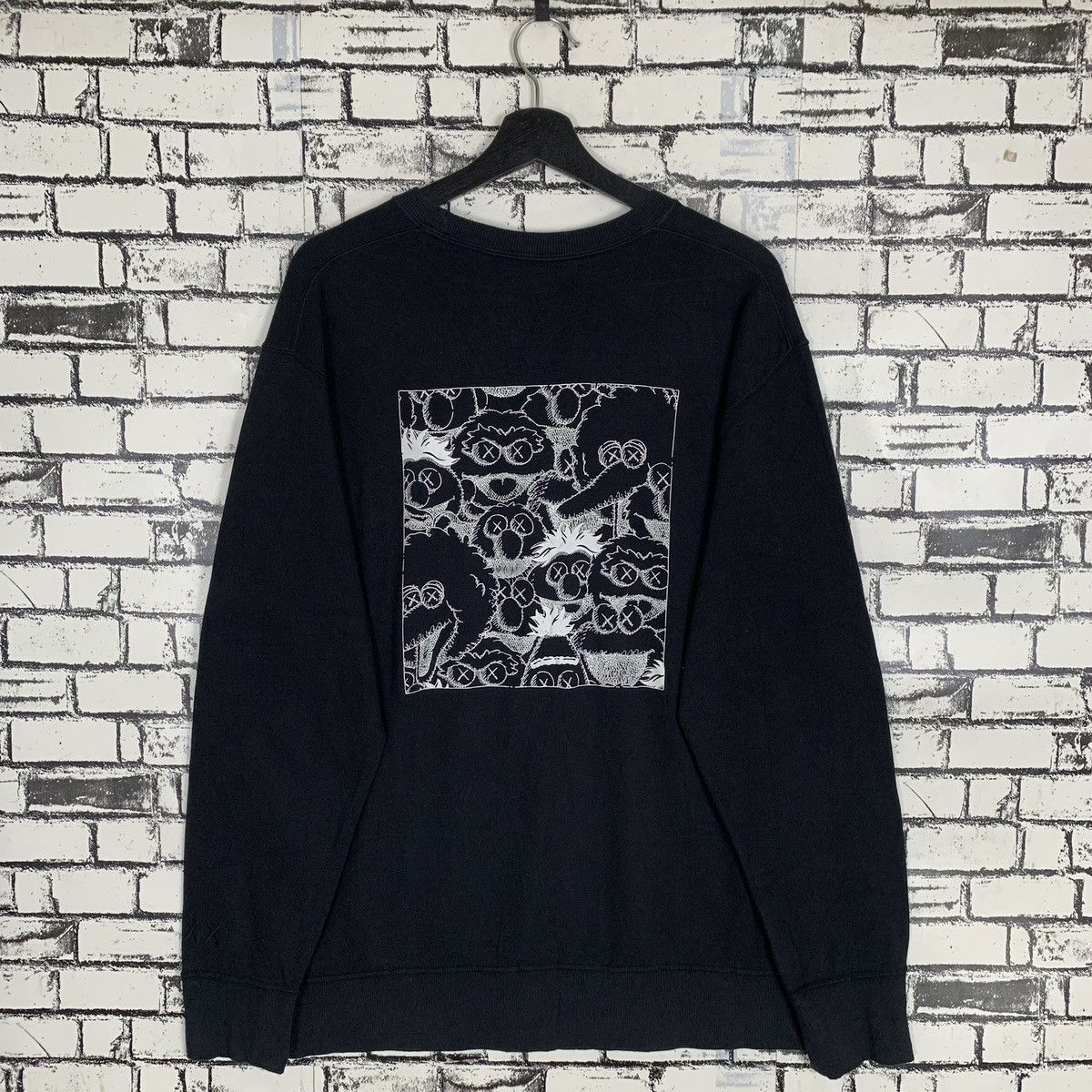Kaws × Uniqlo Vintage Kaws X Japanese Brand Sweatshirt Size US XL / EU 56 / 4 - 4 Thumbnail
