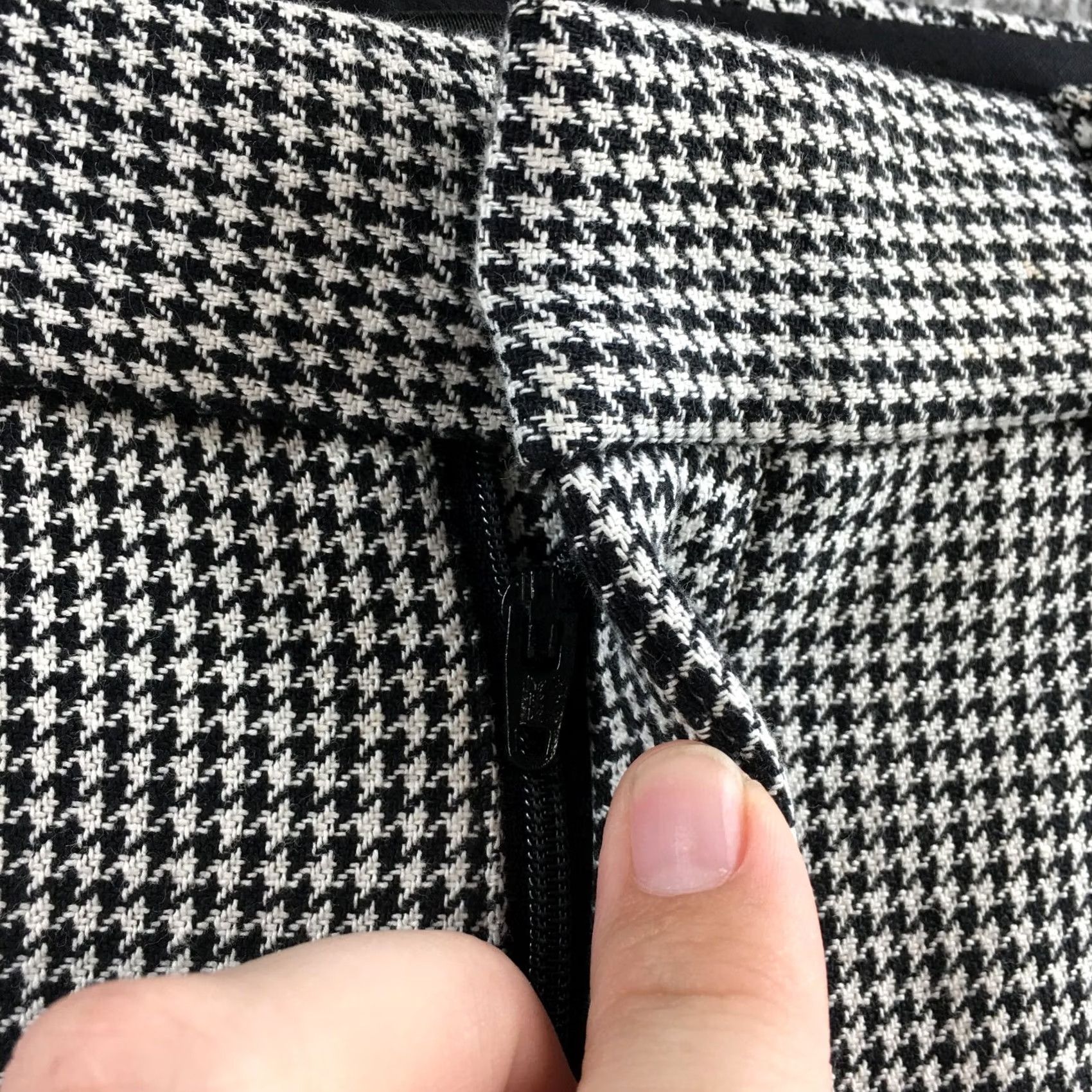 Banana Republic Banana Republic Sloan Dress Pants Womens 4S Black Houndstooth Mid Rise Zip Flat Front Pockets Skinny Classic Mens/Women? Size 27" / US 4 / IT 40 - 4 Thumbnail