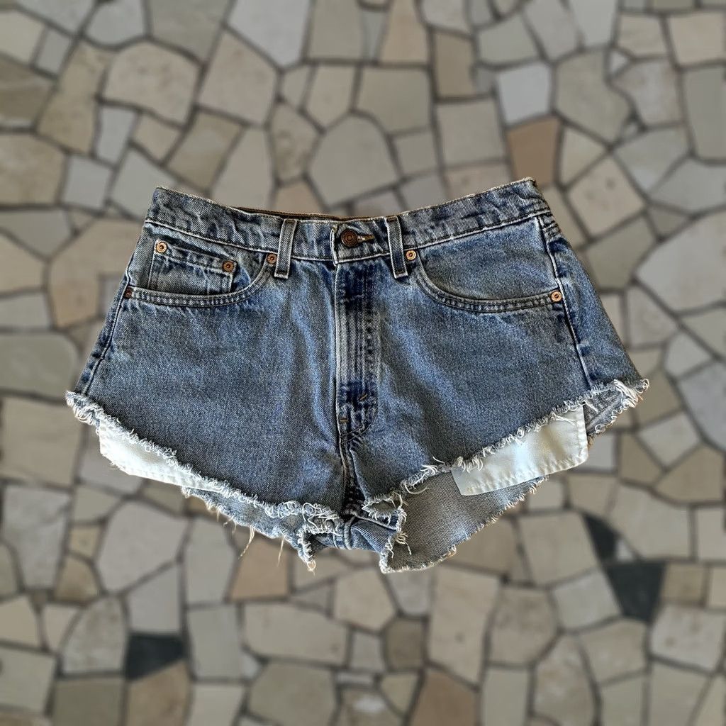 Levi's VINTAGE Levi’s 565 Shorts Women’s 31 Blue Denim Jean 1996 Cutoff 2” Inseam Size 24" / US 00 / IT 34 - 1 Thumbnail