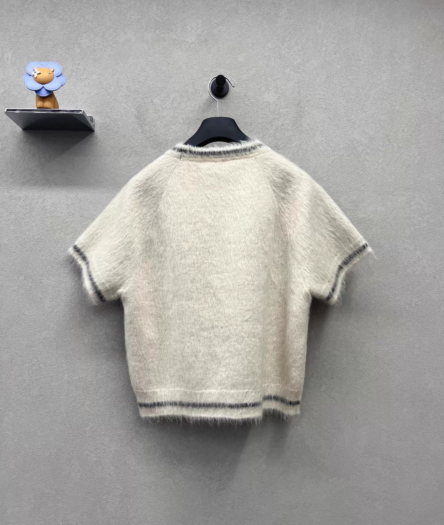 Dior DIOR Ivory Badge Short Sleeve Cashmere Sweater (Size 36) Size XS / US 0-2 / IT 36-38 - 2 Thumbnail