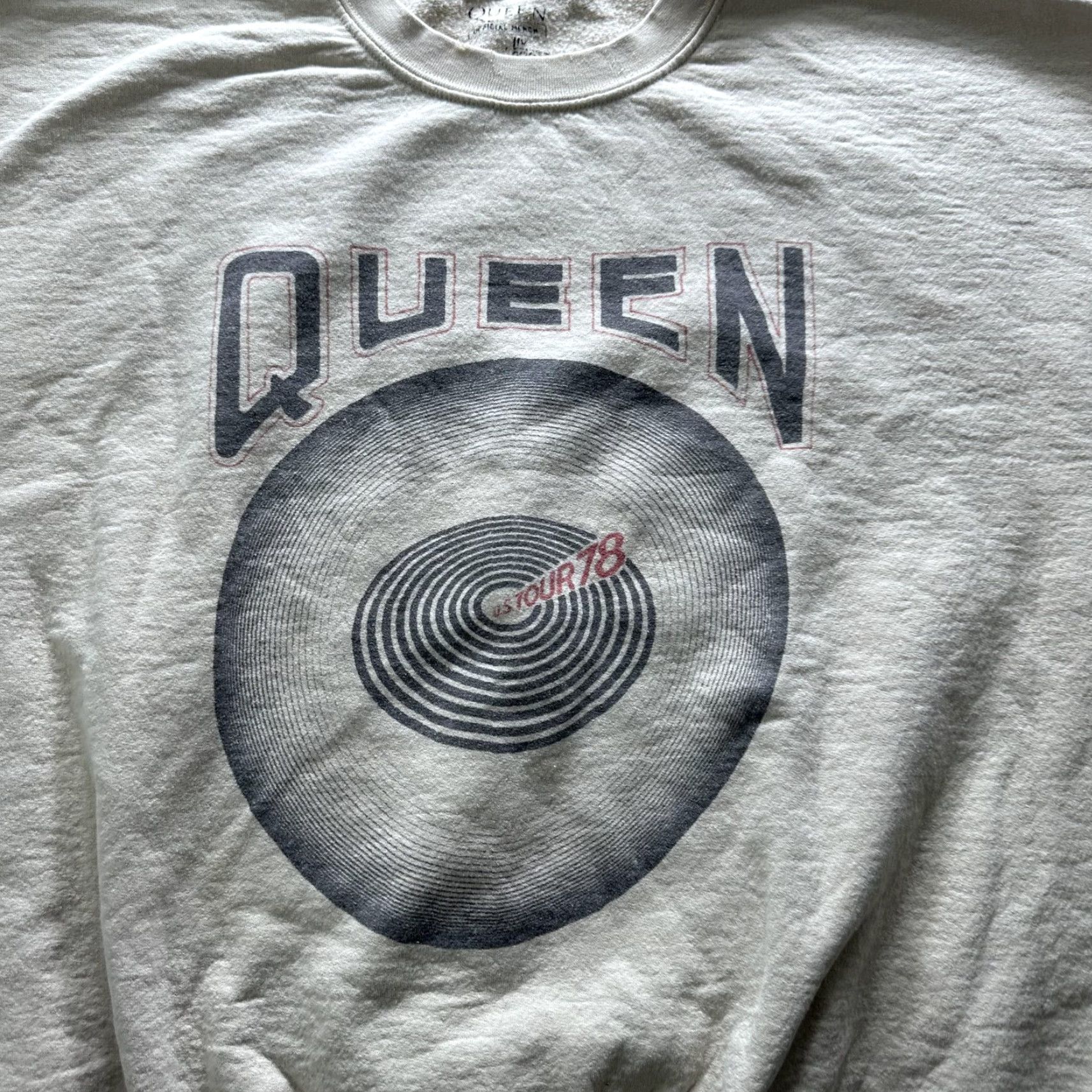 Vintage VINTAGE Queen Sweatshirt Mens XL Beige Tour 18 Band Graphic Crewneck Fleece Pullover Size US XL / EU 56 / 4 - 2 Thumbnail