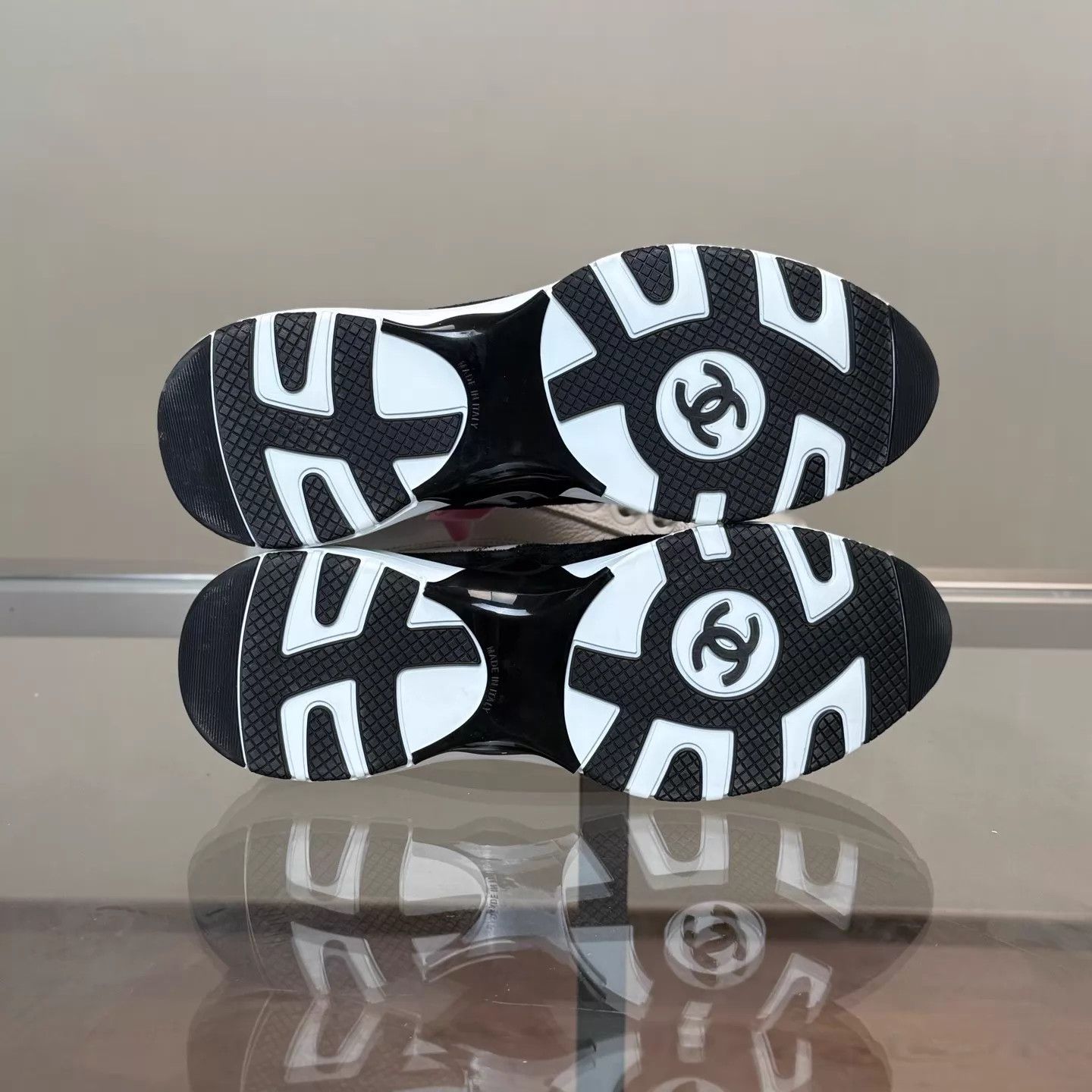 Chanel CHANEL 26S Panda Colorway Sneakers 38 Size US 7.5 / IT 37.5 - 7 Thumbnail