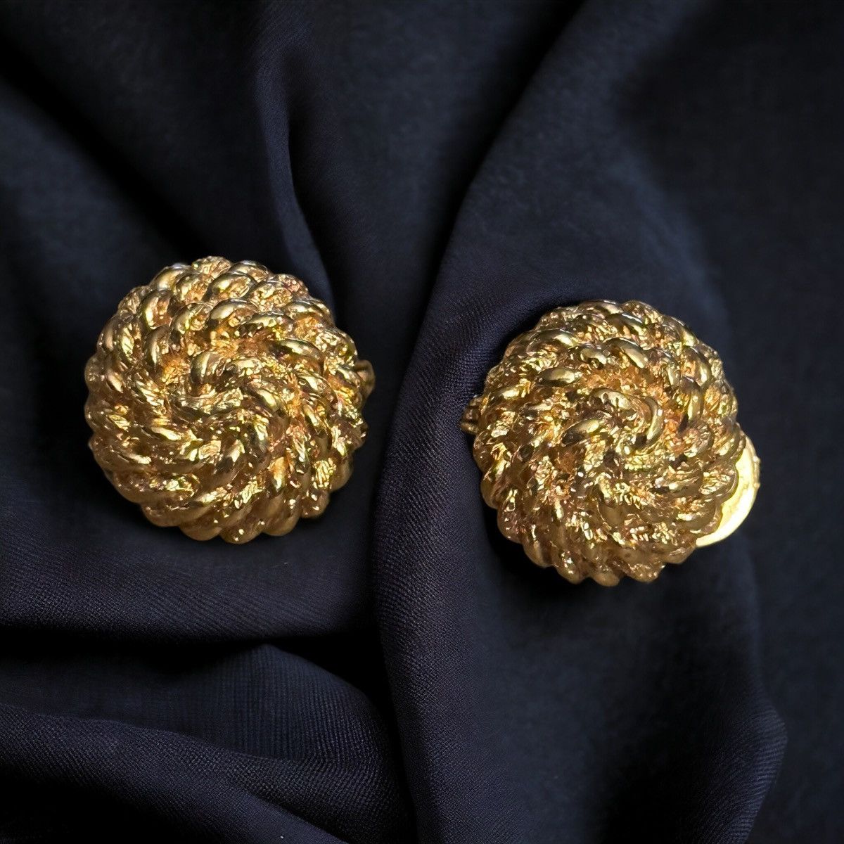 Monet Vintage Monet clip on coiled rope dome earrings Size ONE SIZE - 1 Thumbnail