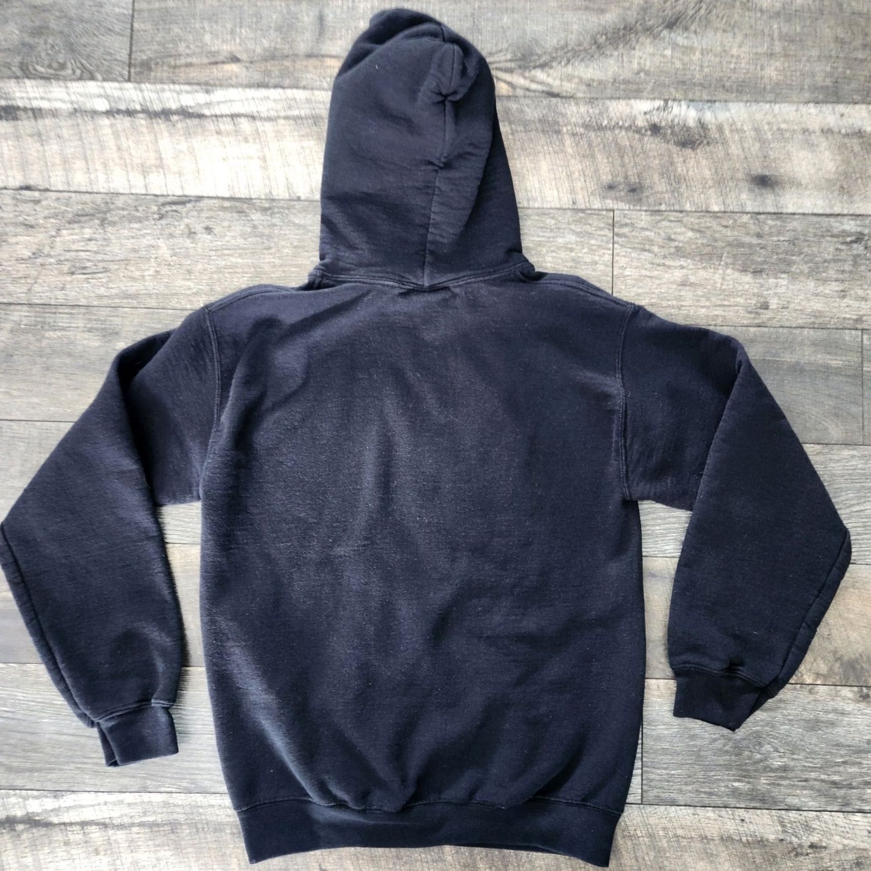 Gildan VINTAGE Chris Young 2015 I'm Coming Over Hoodie Sweatshirt Black Size S Mens Regular Pullover Knit Cotton Polyester Graphic Print Country Rare Size US S / EU 44-46 / 1 - 7 Thumbnail