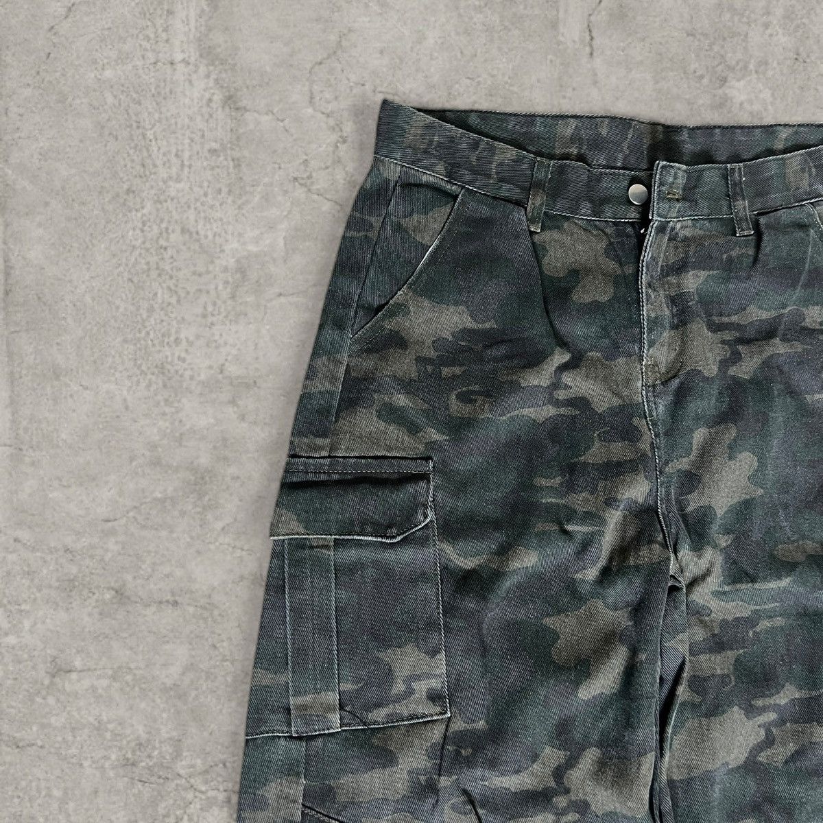 Japanese Brand Baggy relaxed fit cargos in khaki black camo print. Size XL Size US 36 / EU 52 - 2 Thumbnail
