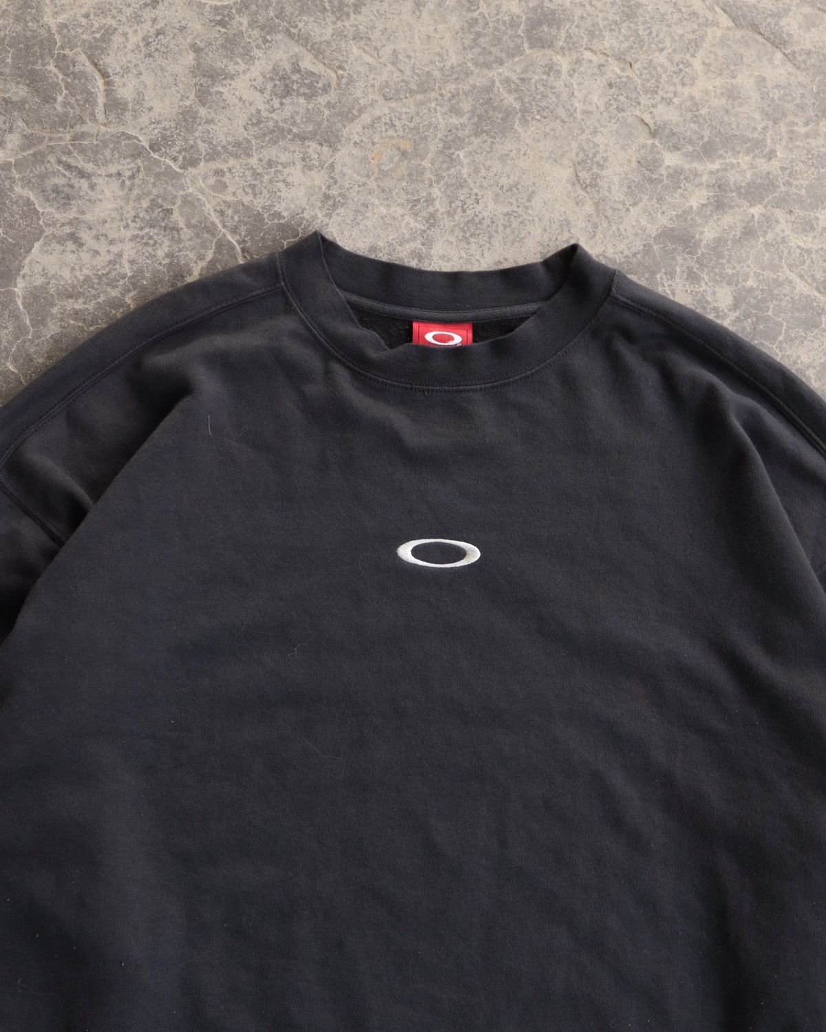 Oakley Vintage Oakley Software Y2K 90s 00s Oakley O Black Crewneck Size US XL / EU 56 / 4 - 2 Thumbnail