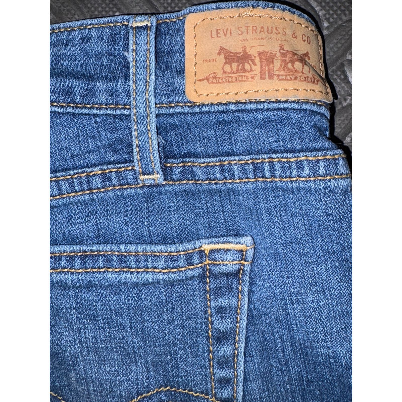 Levi's Levis women’s shorts size 6 blue jeans Size 28" / US 6 / IT 42 - 5 Thumbnail