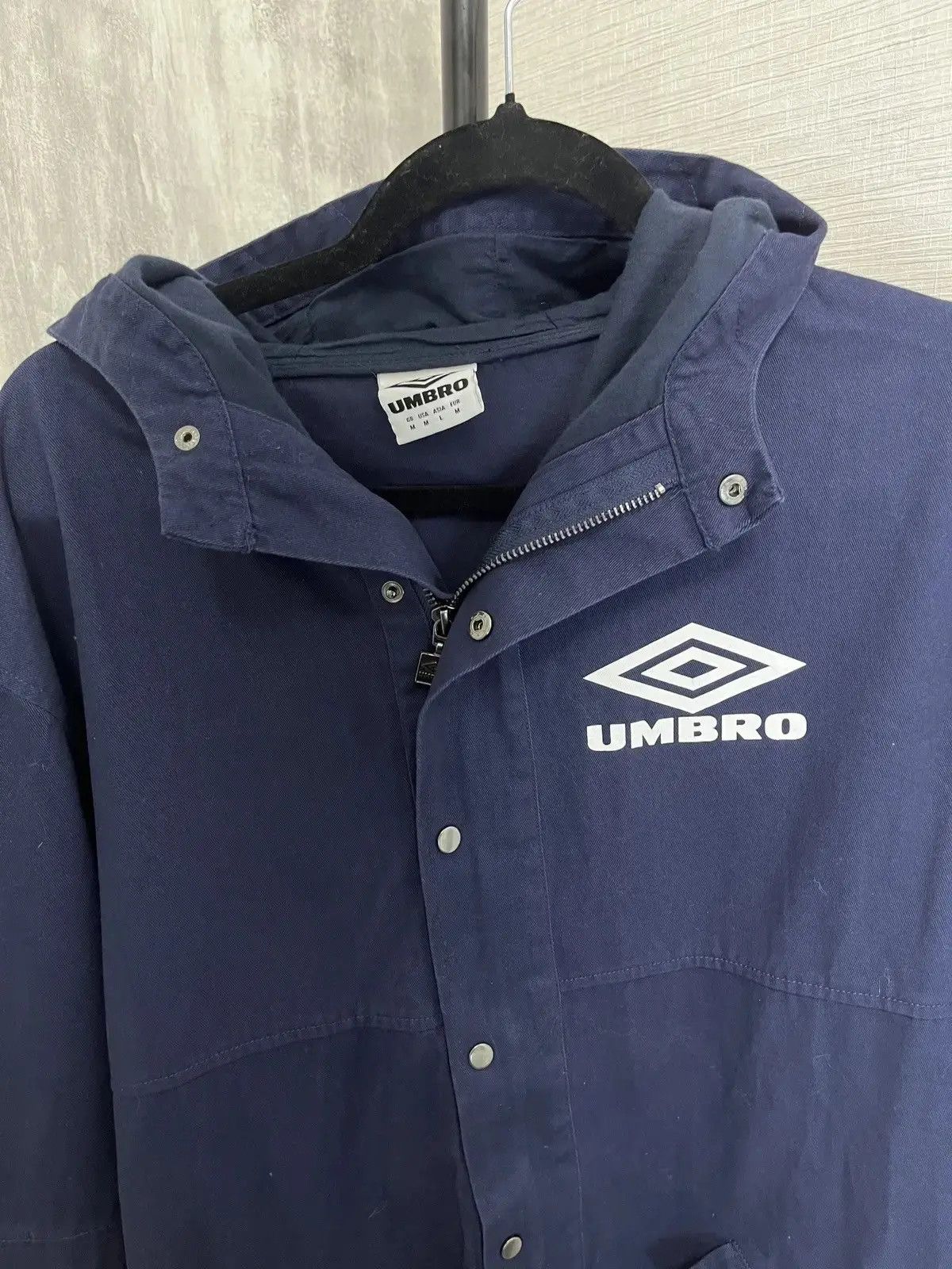 Umbro Vintage Umbro Navy Blue Hooded Parka Jacket Logo Print Size US M / EU 48-50 / 2 - 3 Thumbnail