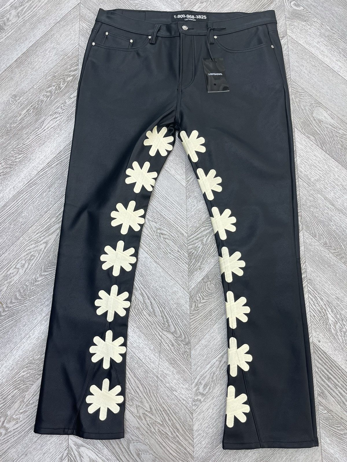 パンツ LOSTSHDWS LOGO JEANS LOSTSHDWS | (COMPLEXCON) LOSTSHDWS Embossed Logo Denim Pant…