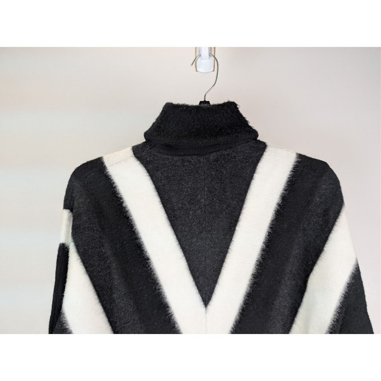 Saint Laurent Paris o1rshd1 555 / Laine Chevron Pull Knitwear in Naturel / Noir Size US M / EU 48-50 / 2 - 10 Thumbnail