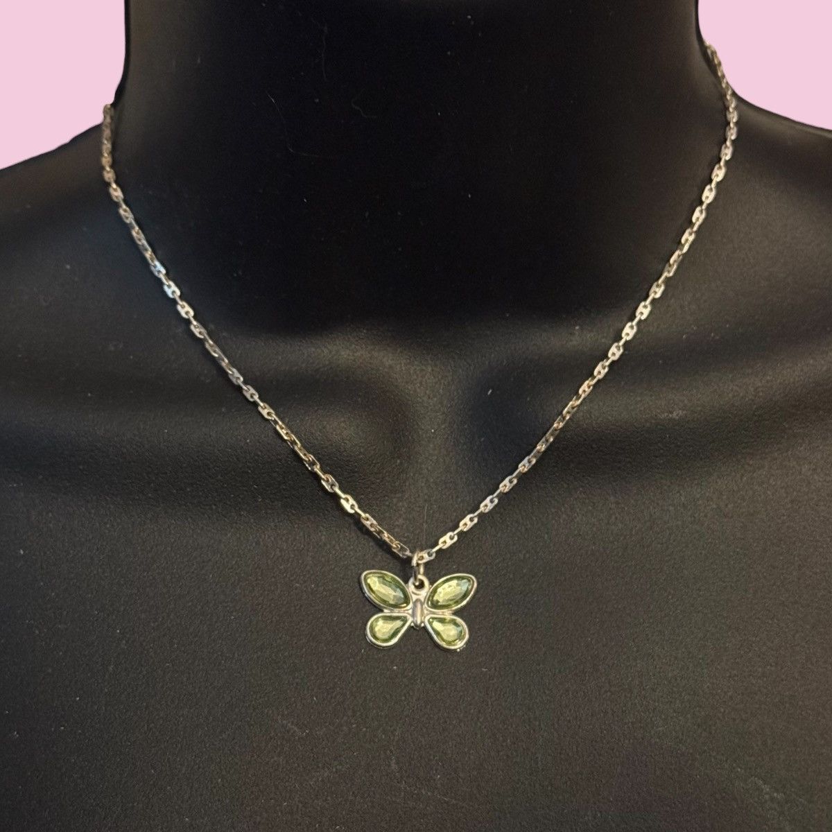 Other Avon silver tone green stones butterfly pendant necklace Size ONE SIZE - 1 Thumbnail