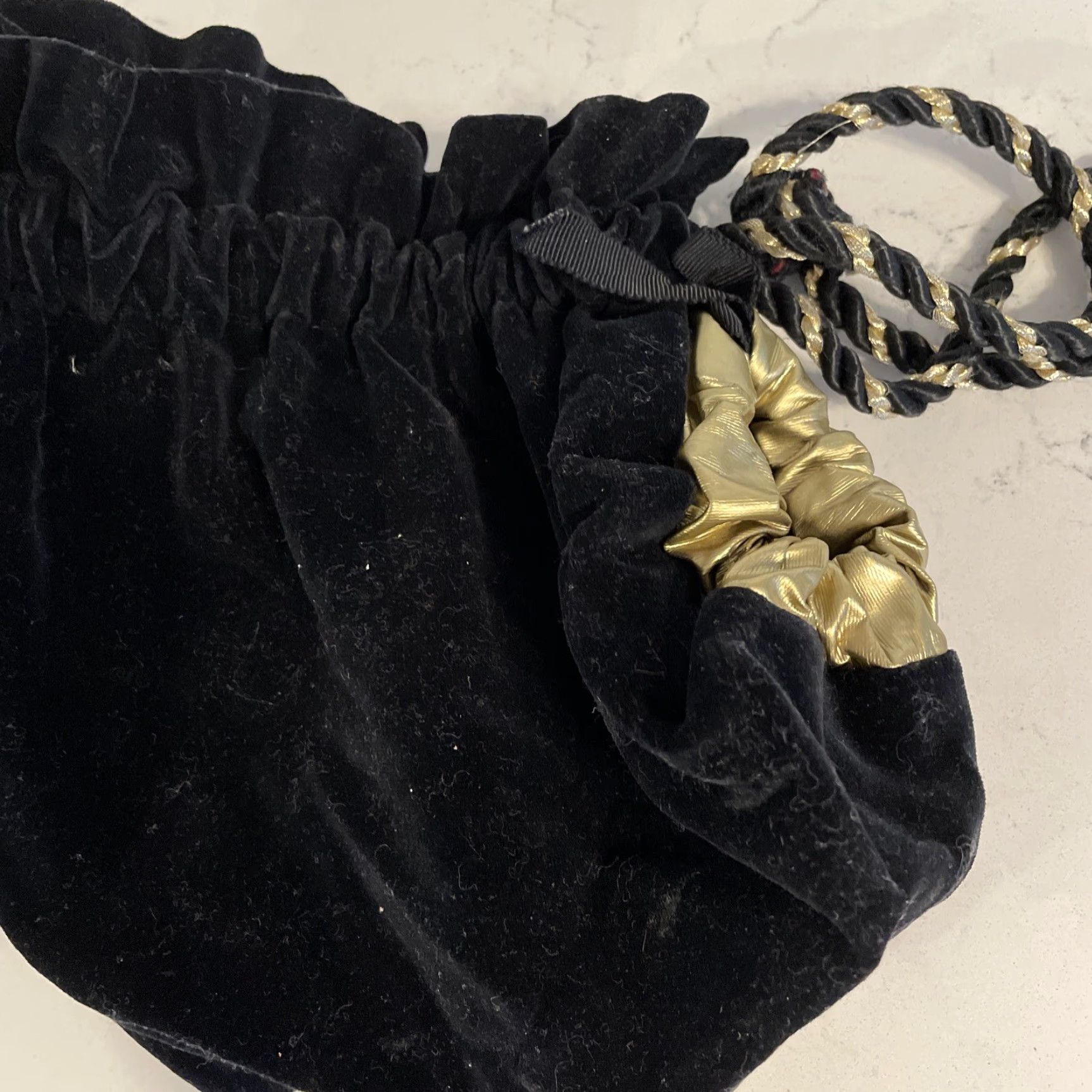 Velvet VINTAGE Black Velvet Gold Detail Red Floral Embroidery Drawstring Pouch Purse Bag Size ONE SIZE - 6 Thumbnail