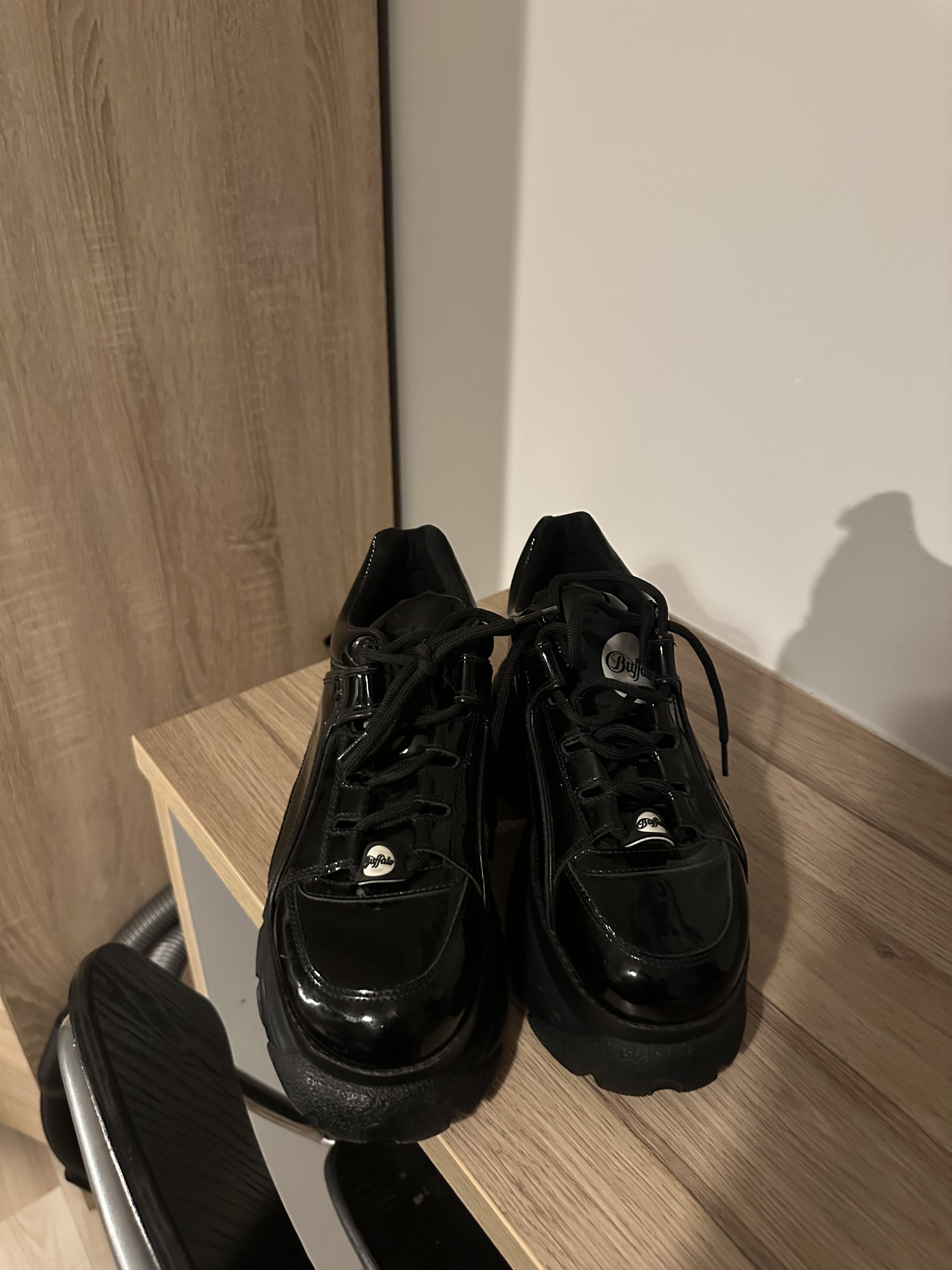 Buffalo London Buffalo Classic Low Patent Leather Size US 11 / IT 41 - 6 Thumbnail