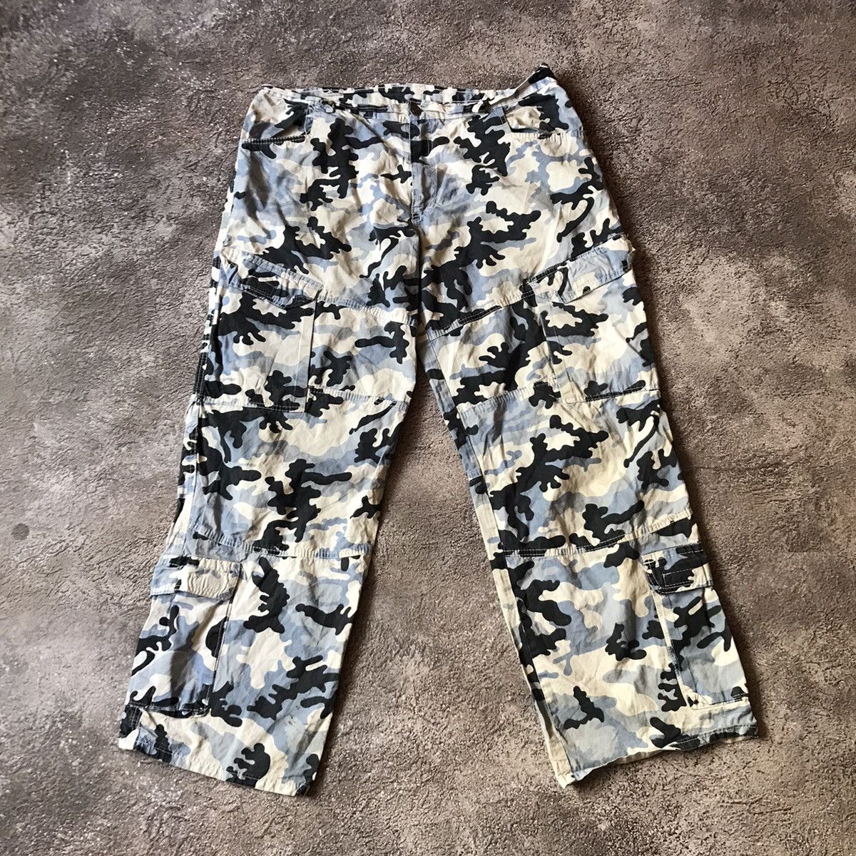 Vintage Vintage 90s Y2K Baggy Cargo Pants All Over Print Streetwear Size US 36 / EU 52 - 1 Thumbnail