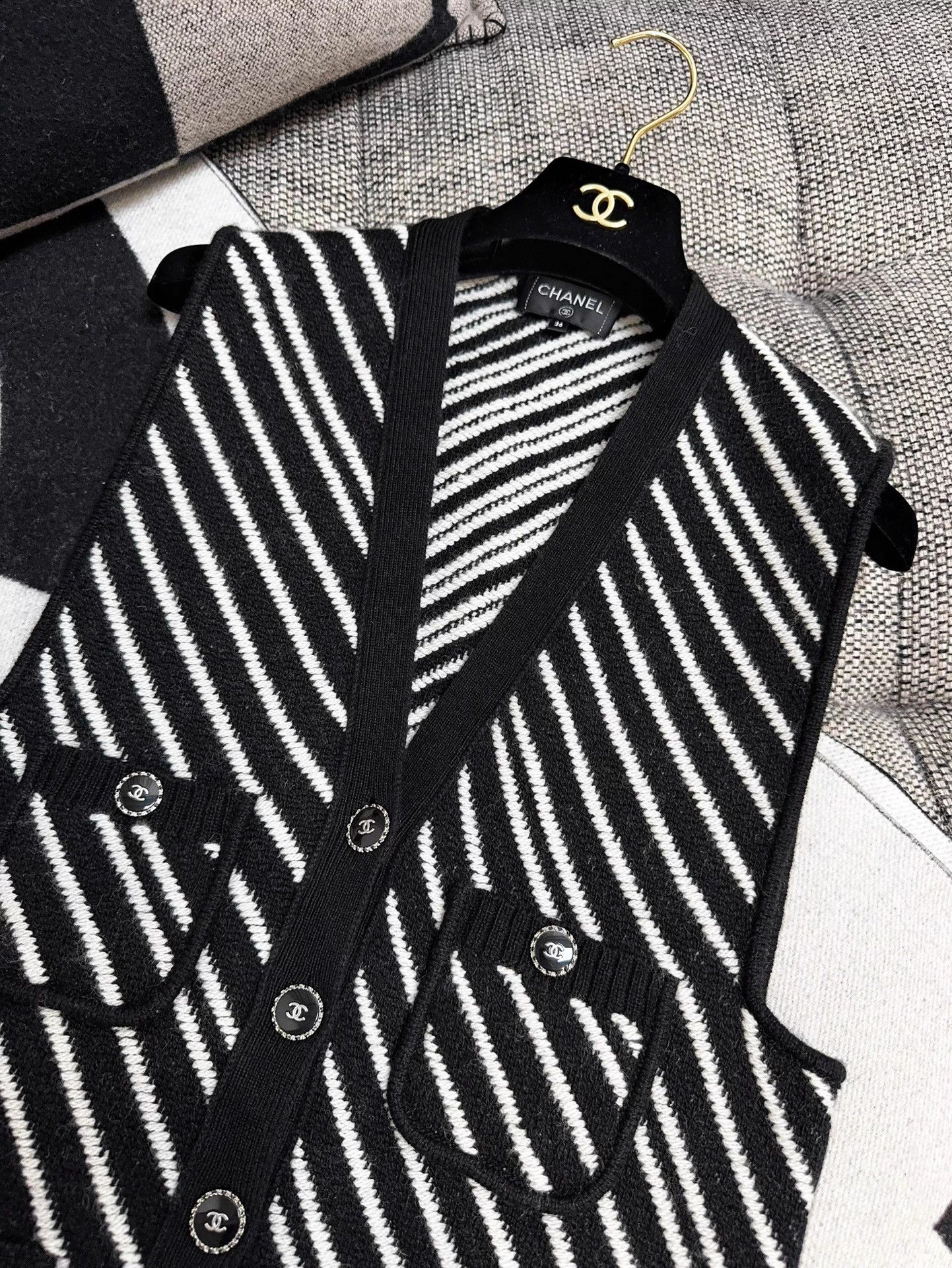 Chanel Chanel 21B Black & White Stripe Knit Cardi Vest 36 Size XS / US 0-2 / IT 36-38 - 2 Thumbnail