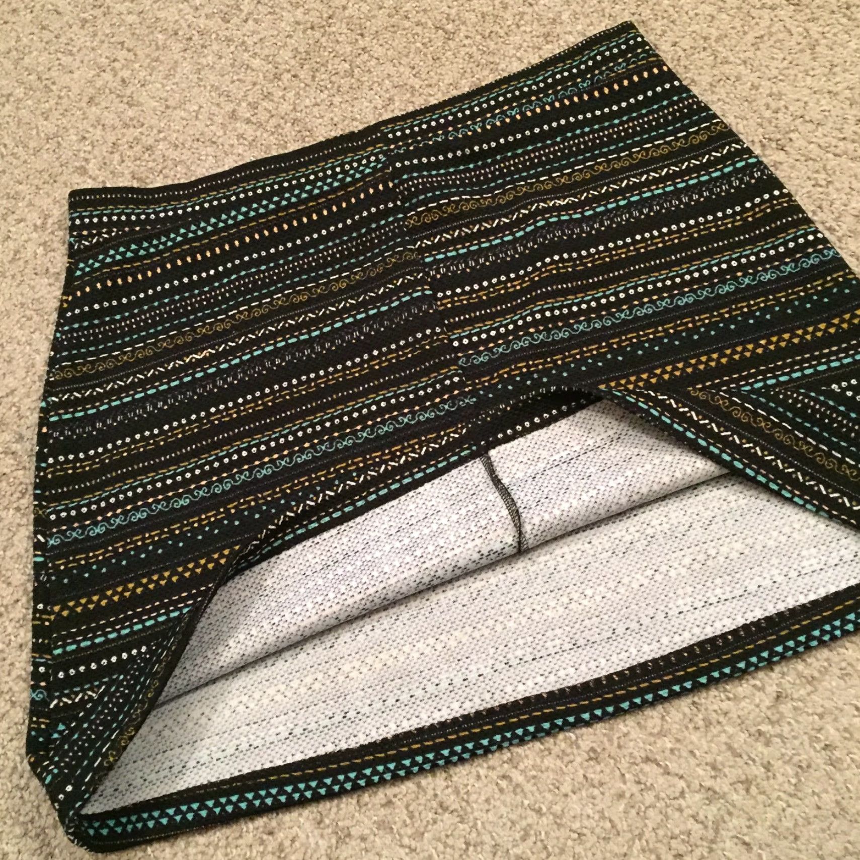 H&M H&M A-Line Skirt Large Black Geometric Unlined Pull On Women Skirt Short Casual Polyester Spandex Size 36" / US 14 / IT 50 - 7 Thumbnail
