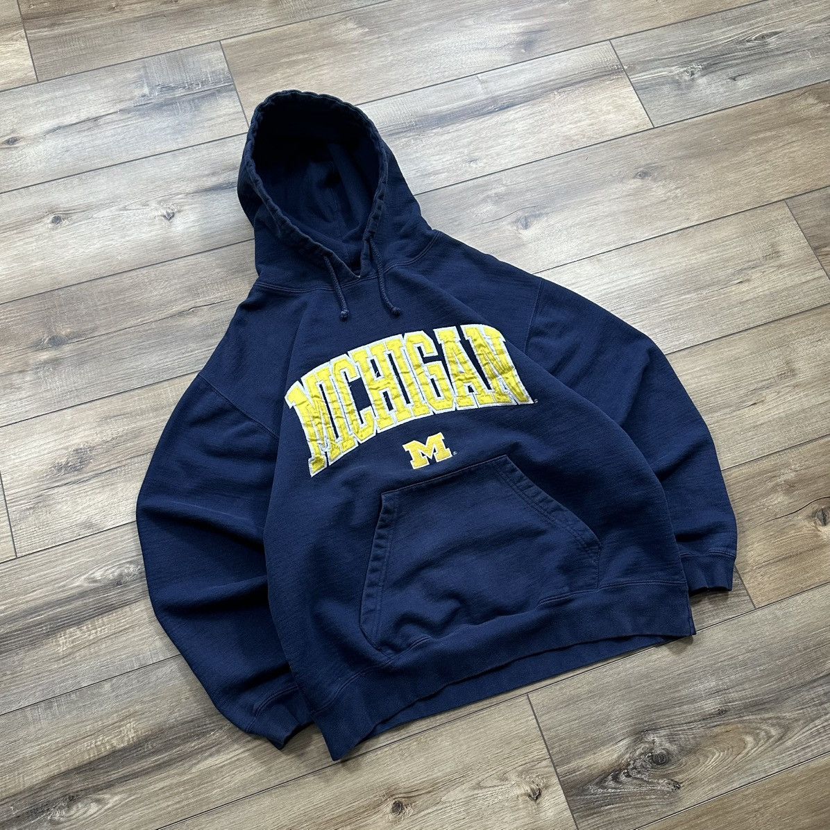 J. America Vintage 90s Michigan Wolverines Embroidered Pullover Hoodie Size US L / EU 52-54 / 3 - 2 Thumbnail