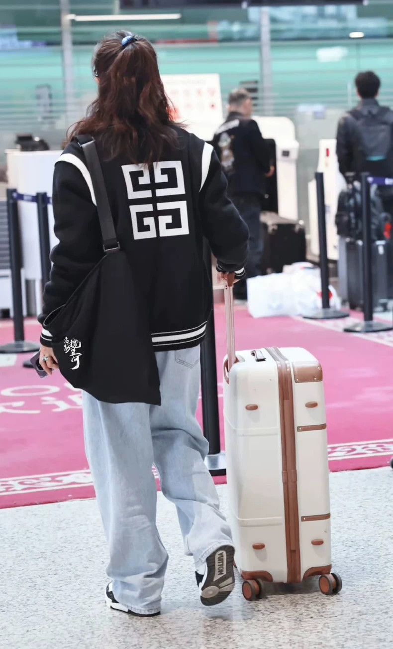 Givenchy Givenchy Wan Qian Same Style, Black and White Embroidered Size US S / EU 44-46 / 1 - 2 Thumbnail