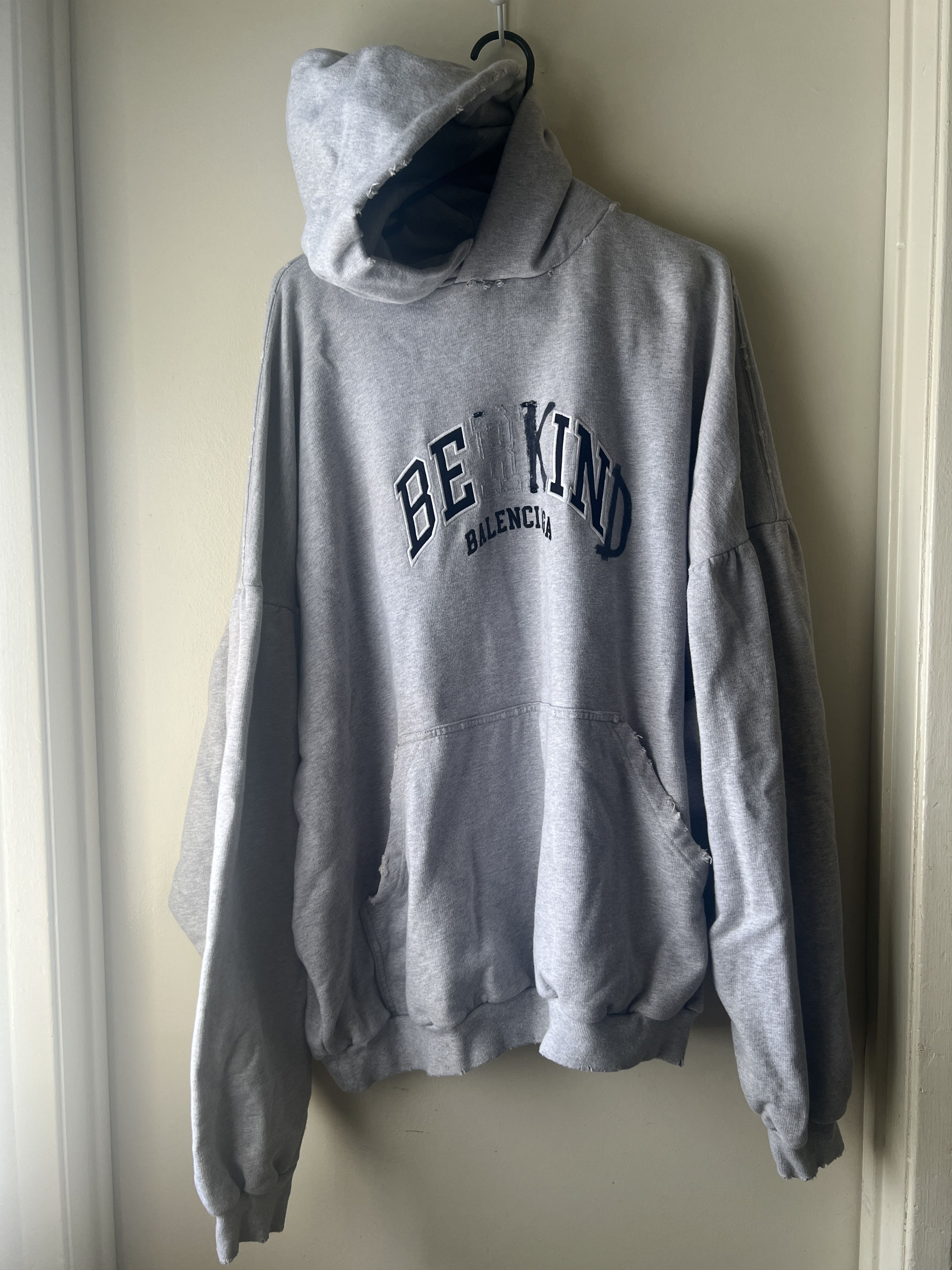 【BALENCIAGA】BE KIND ラウンドフーディ オーバーサイズ BALENCIAGA バレンシアガ 23AW BE KIND ROUND HOODIE ダメージ