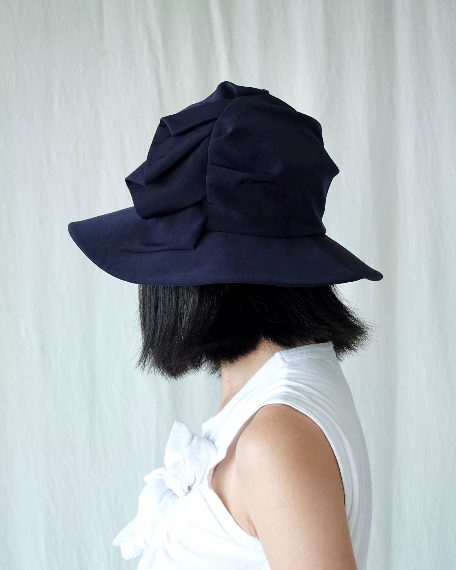 Y's Elegant Navy Pleated Wide Brim Hat Size ONE SIZE - 1 Thumbnail