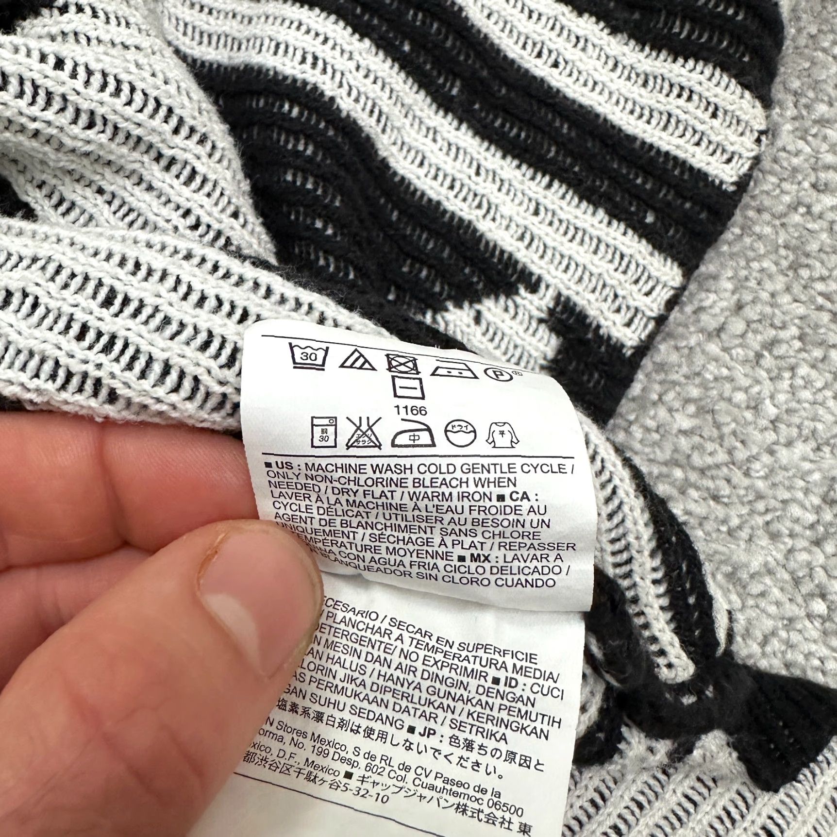 Old Navy Old Navy Sweater Shirt Poncho Sleeveless Cowl Neck Geometric Black White Women M-L Adult Regular Geometric Pattern 90s? (No, avoid adding decade) Size M / US 6-8 / IT 42-44 - 6 Thumbnail