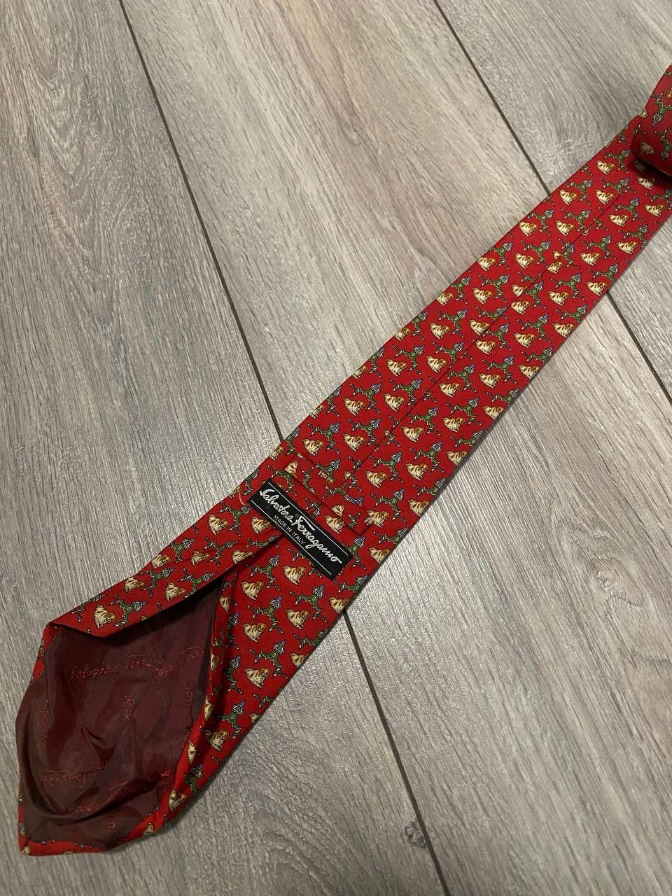 Salvatore Ferragamo Vintage Tie Salvatore Ferragamo Monogram God Red 100% Silk Size ONE SIZE - 2 Thumbnail