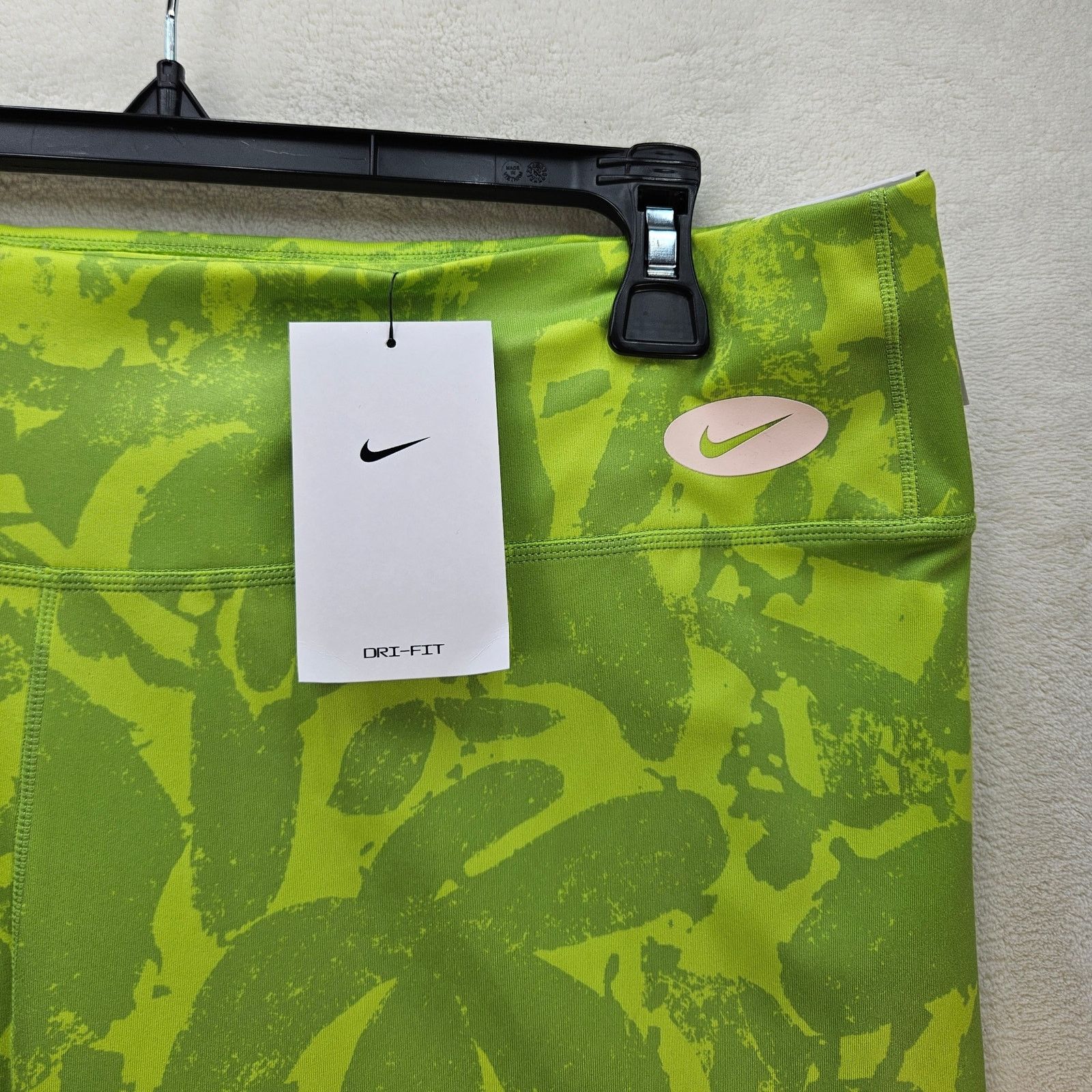 Nike NIKE WOMEN'S XL ONE LUXE SHORT LEGGING GREEN 7 INCH DRI FIT Size 34" / US 12 / IT 48 - 2 Thumbnail