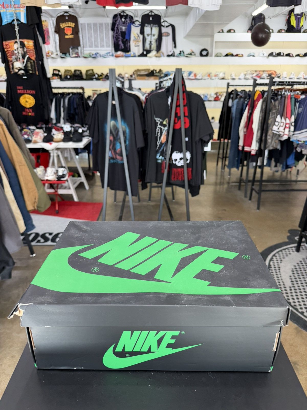Jordan Brand Air Jordan 1 High Lucky Green Size 9 (2023) Size US 9 / EU 42 - 15 Thumbnail