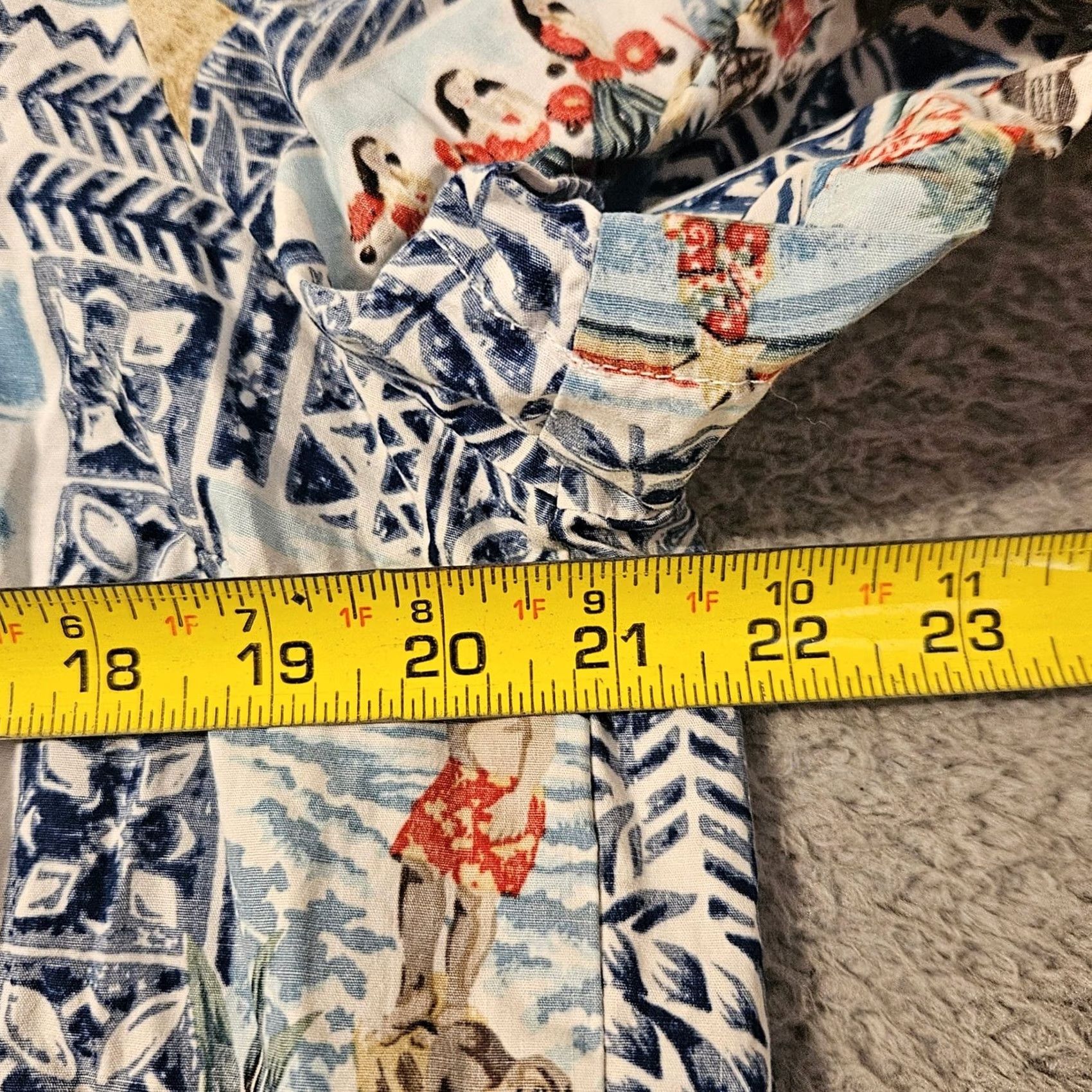 Reyn Spooner Reyn Spooner Mele Kalikimaka 2020 Hawaii Shirt Blue Women's L Santa Claus Christmas Button-Up Short Sleeve Geometric Pattern Vintage: No Size L / US 10 / IT 46 - 7 Thumbnail