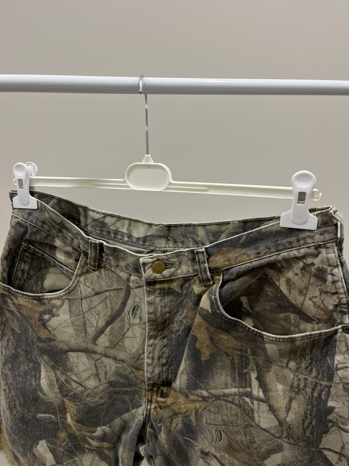 Vintage *RARE* Vintage Wrangler x RealTree Distressed Camo Shorts Size US 32 / EU 48 - 3 Thumbnail