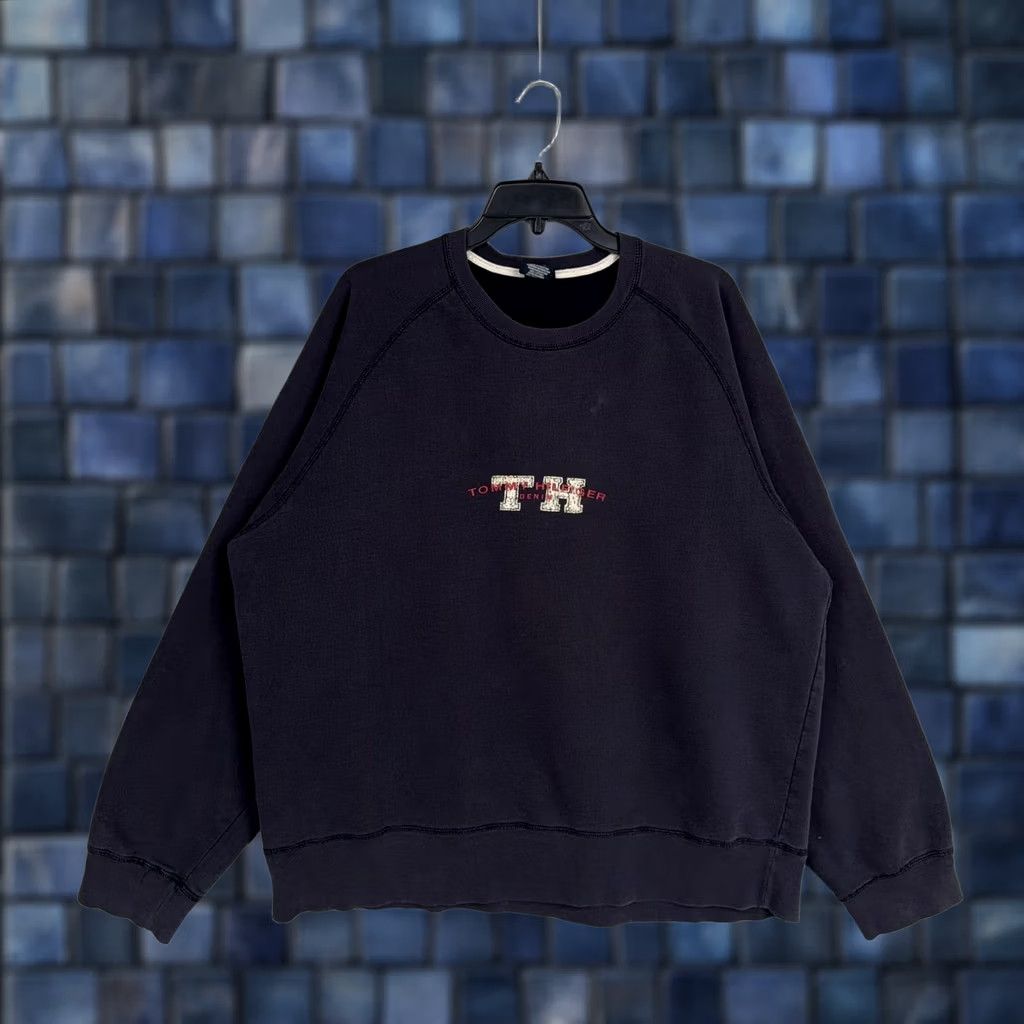 Tommy Hilfiger VINTAGE Tommy Hilfiger Sweatshirt Mens 2XL Blue Fleece Crewneck Pullover 90s TH Denim Logo graphic print Size US XXL / EU 58 / 5 - 1 Thumbnail