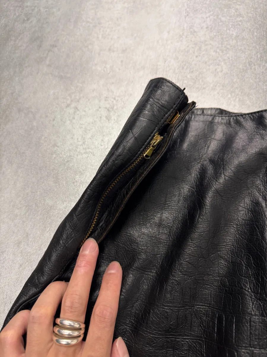 Roberto Cavalli × Vintage FW2000 Roberto Cavalli Crocodile Effect Leather Black Skirt Size 26" / US 2 / IT 38 - 6 Thumbnail
